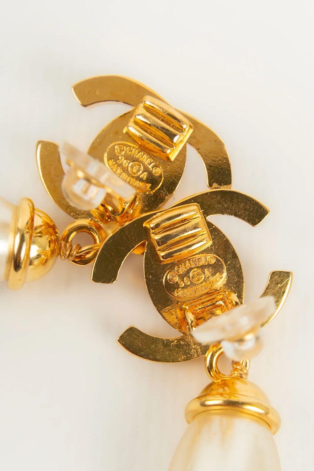 CHANEL - (Made in France) Clip earrings in gold-plated metal, Swarovski rhinestones and pearl fantasy. Autumn-Winter 1996 collection.

Condition :
Very good condition

Dimensions:
Length : 4,8 cm