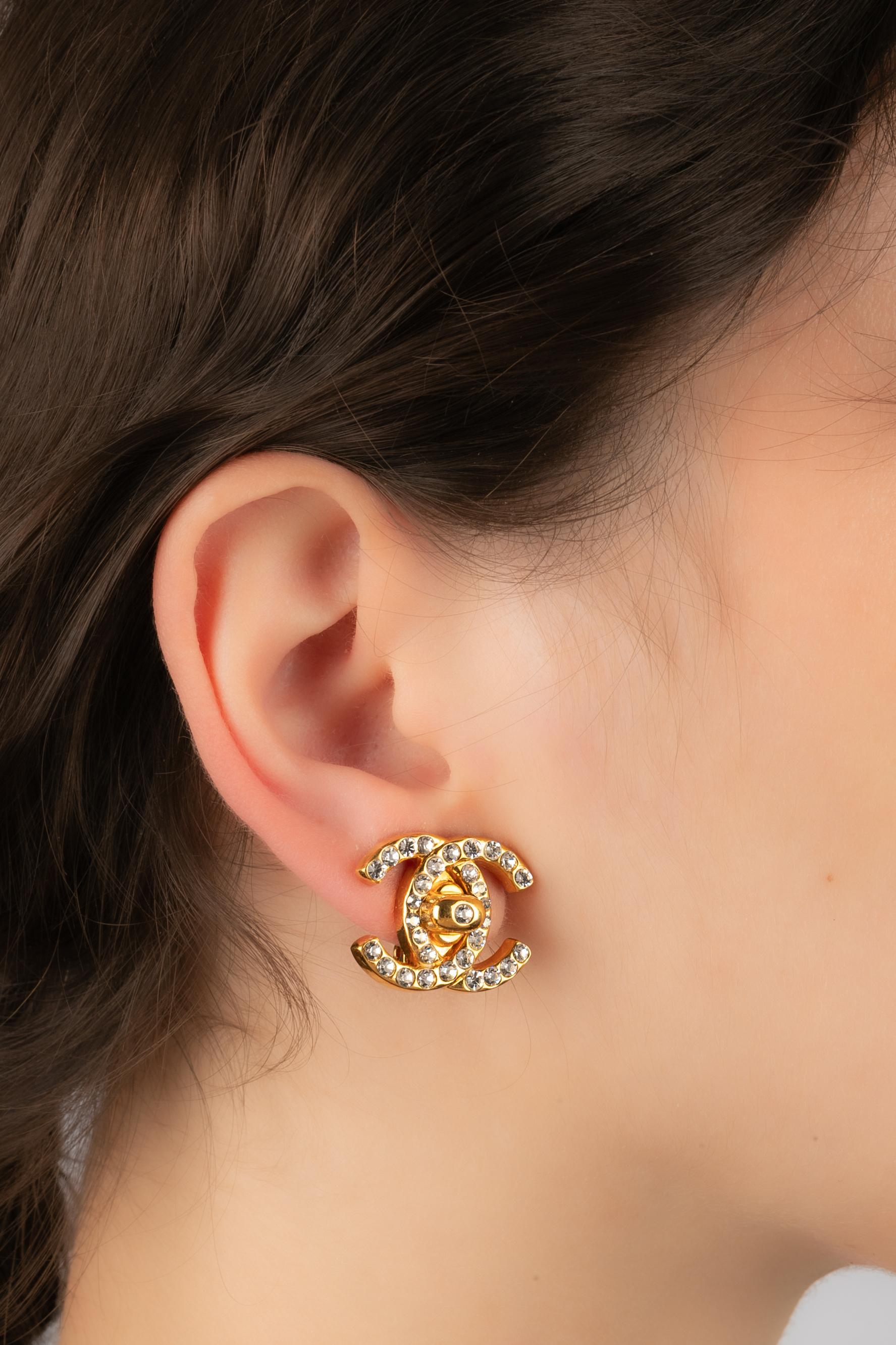 CHANEL - (Made in France) Golden metal turnlock earrings ornamented with Swarovski rhinestones. 1996 Fall-Winter Collection.

Condition:
Very good condition

Dimensions:
1.8 cm x 2.2 cm

SKU:BOB192
