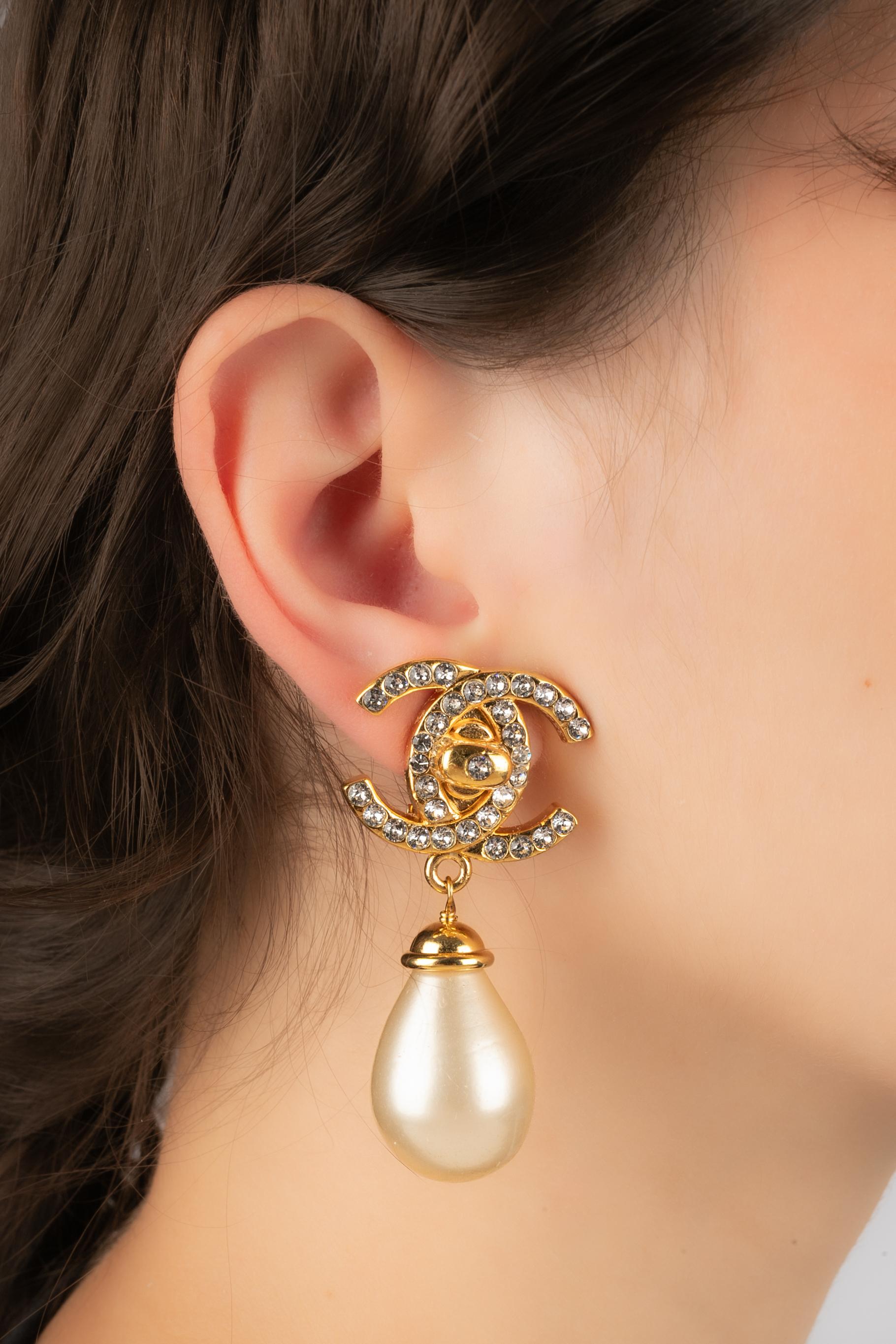 CHANEL - (Made in France) Golden metal clip-on earrings with Swarovski rhinestones and costume pearls. 1996 Fall-Winter Collection.

Condition:
Very good condition

Dimensions:
Length:

SKU:BOB235