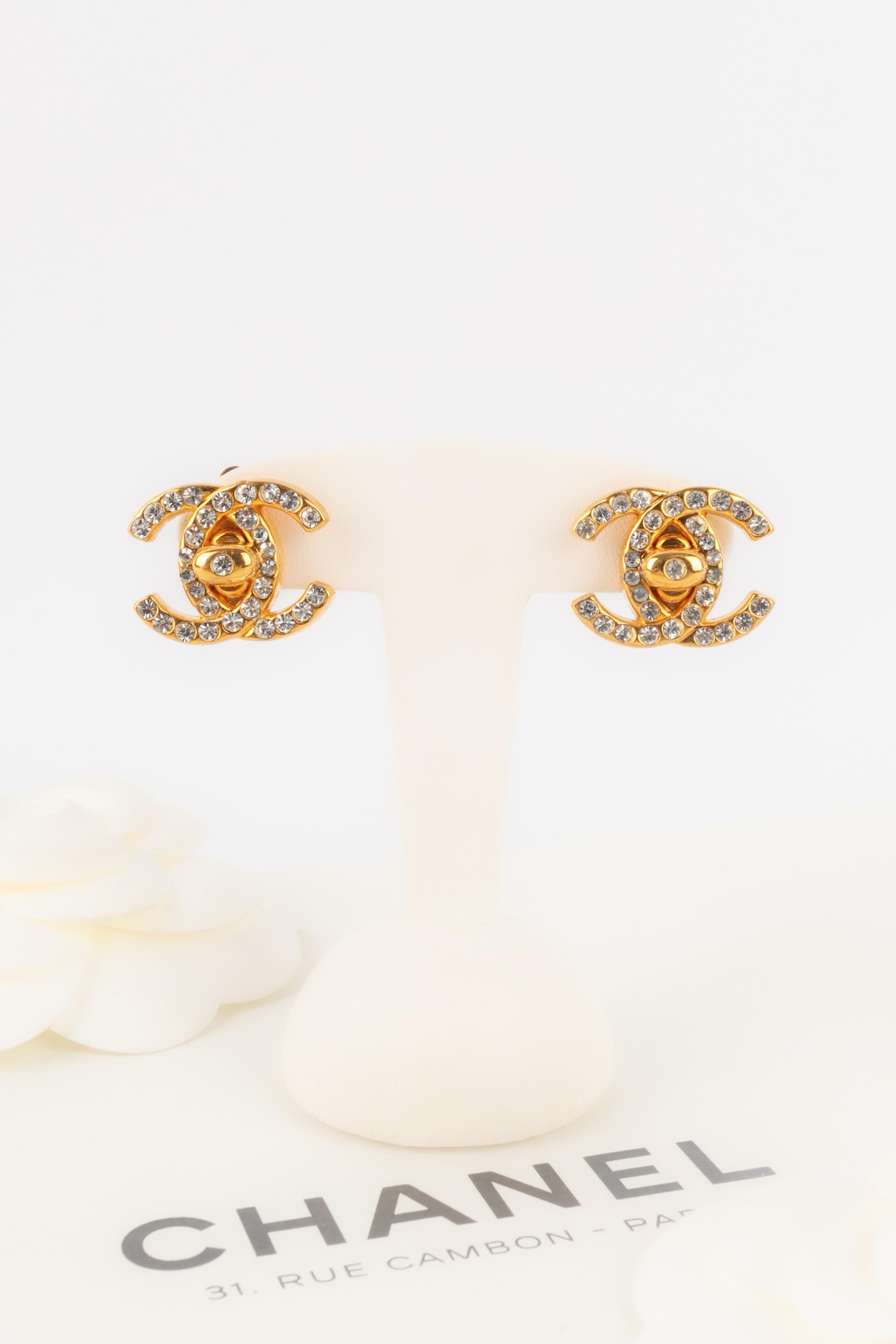 Chanel turnlock earrings In Excellent Condition In SAINT-OUEN-SUR-SEINE, FR