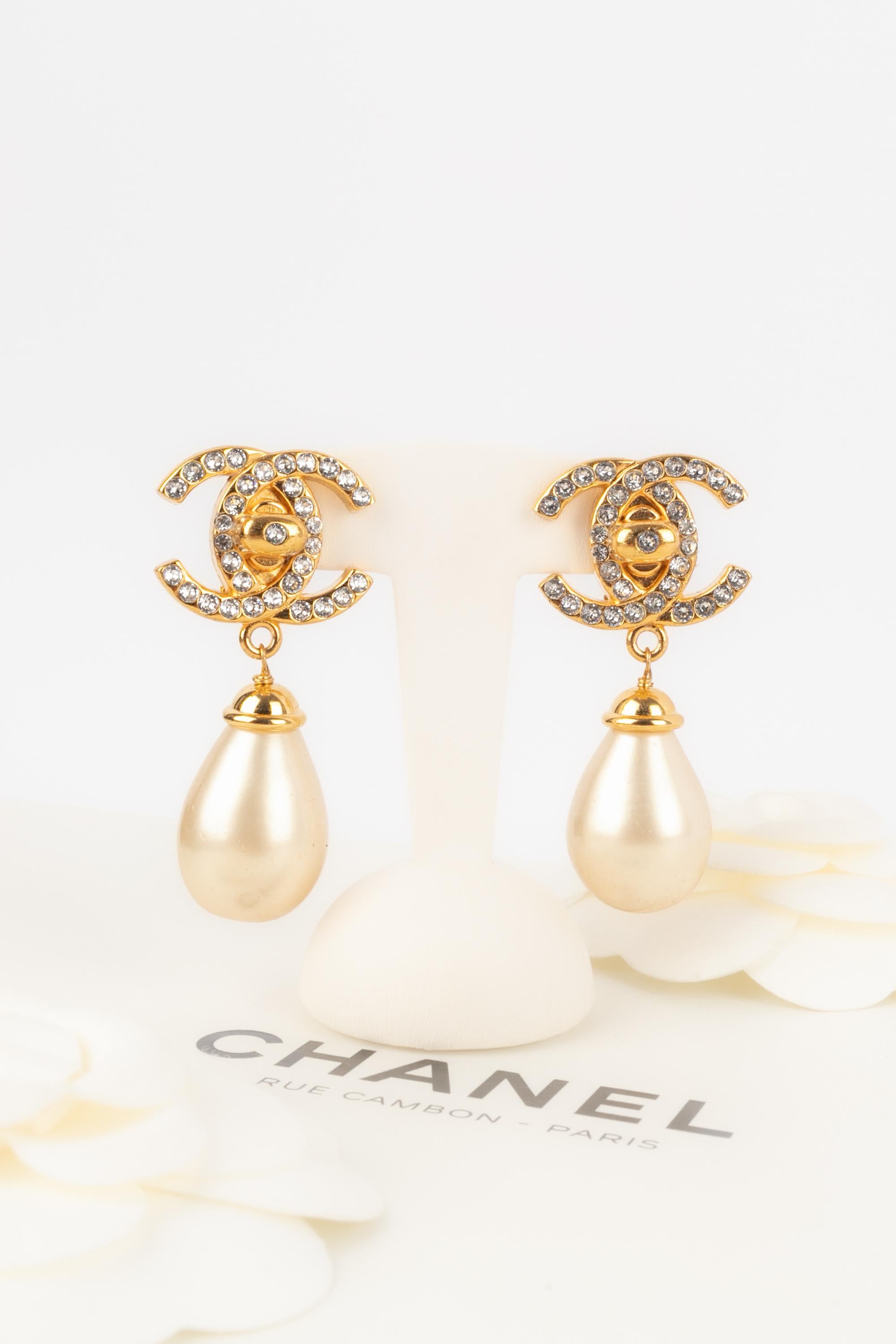 Chanel turnlock earrings In Excellent Condition In SAINT-OUEN-SUR-SEINE, FR