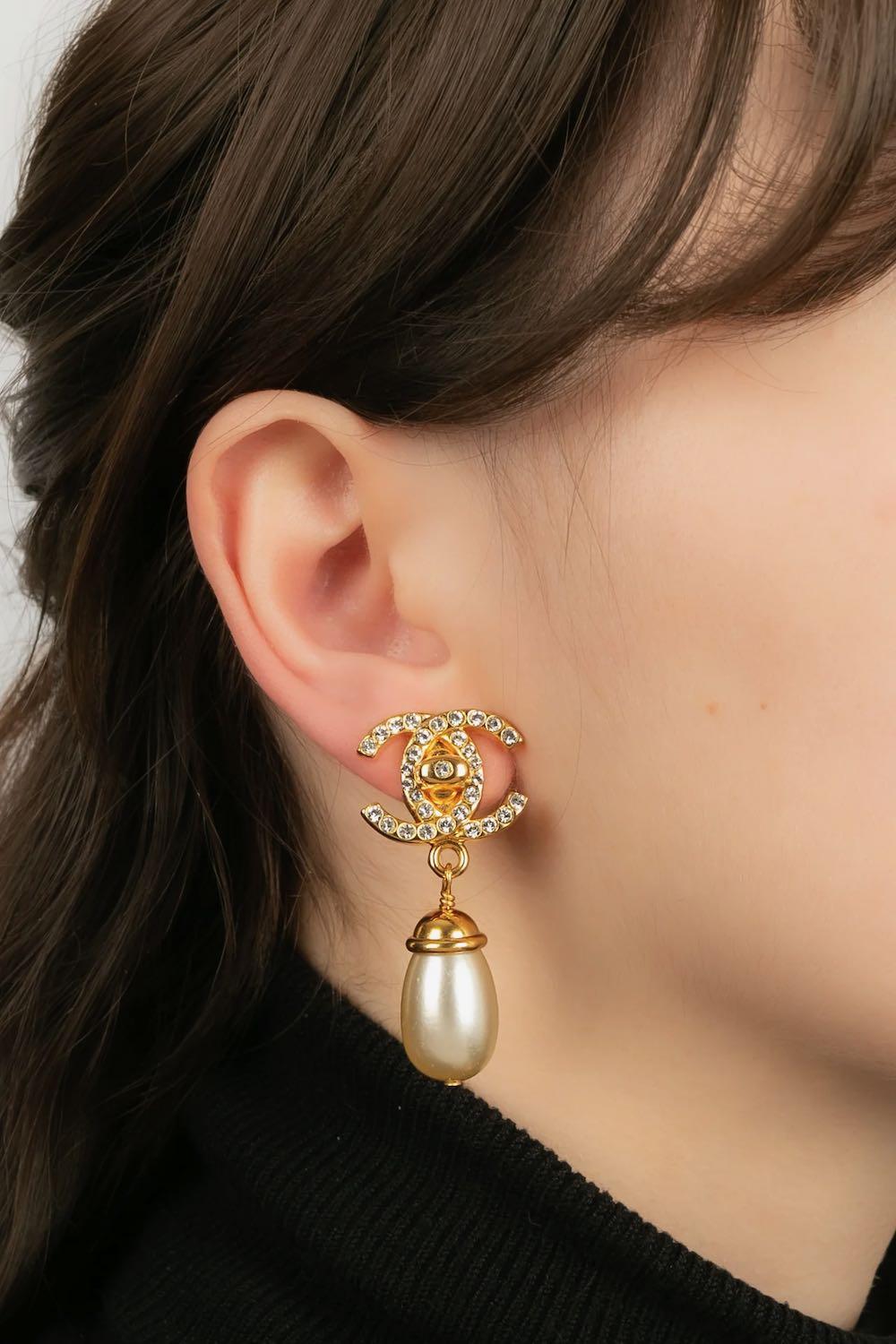 Women's or Men's Chanel turnlock earrings 