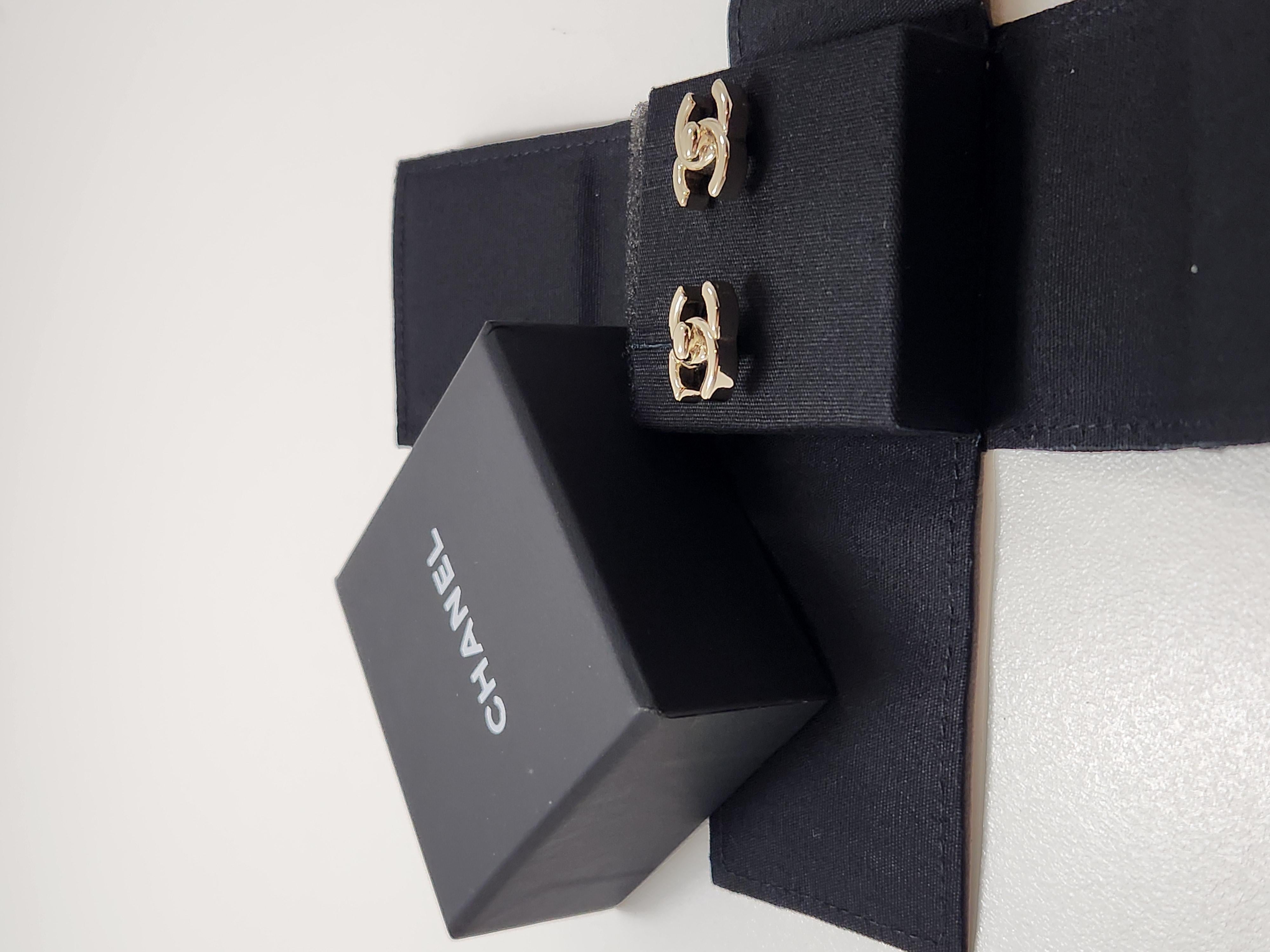 Chanel Turnlock Earrings in Light Gold - B21 Collection

Exuding timeless elegance and signature Chanel allure, the Chanel Turnlock Earrings in light gold are the epitome of refined sophistication. These earrings feature the iconic interlocking 