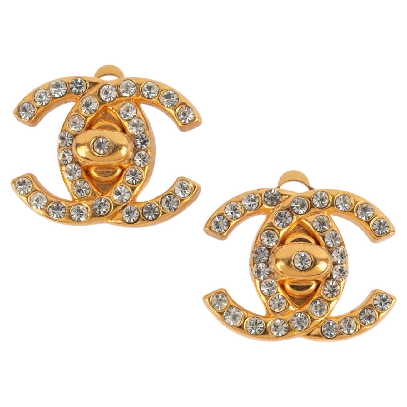 Boucles d
oreilles "turnlock" de Chanel Winter 1996