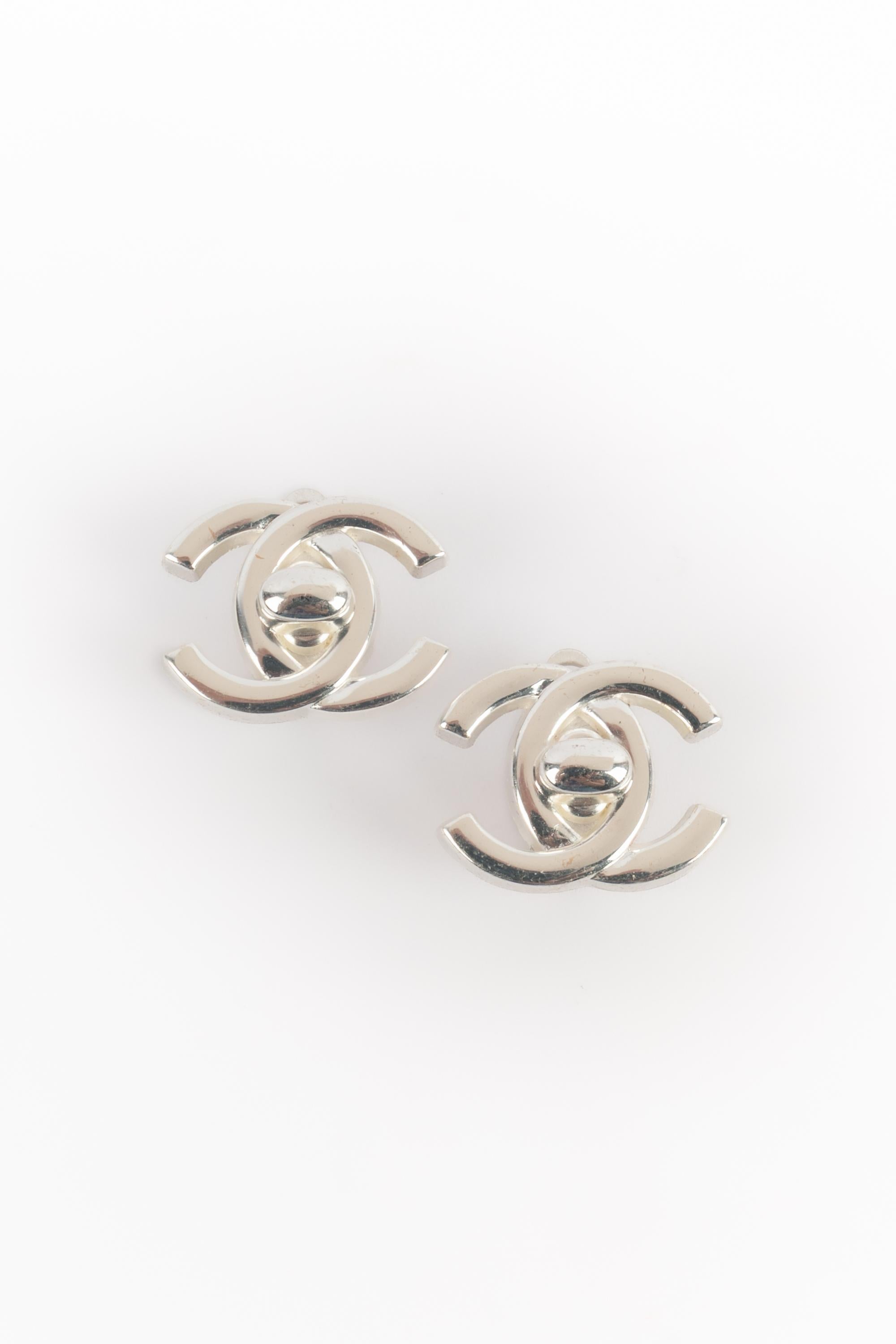 Boucles d
oreilles "turnlock" de Chanel Winter 1997