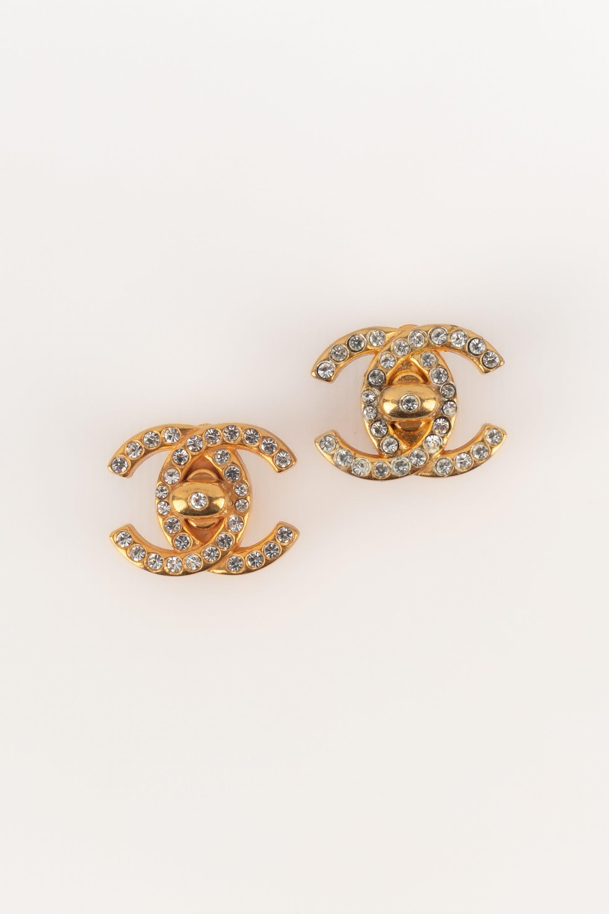 CHANEL - (Made in France) Golden metal clip-on earrings ornamented with Swarovski rhinestones. 1996 Fall-Winter Collection.

Additional information:
Condition: Very good condition
Dimensions: 1.6 cm x 2 cm

SKU:BOB246