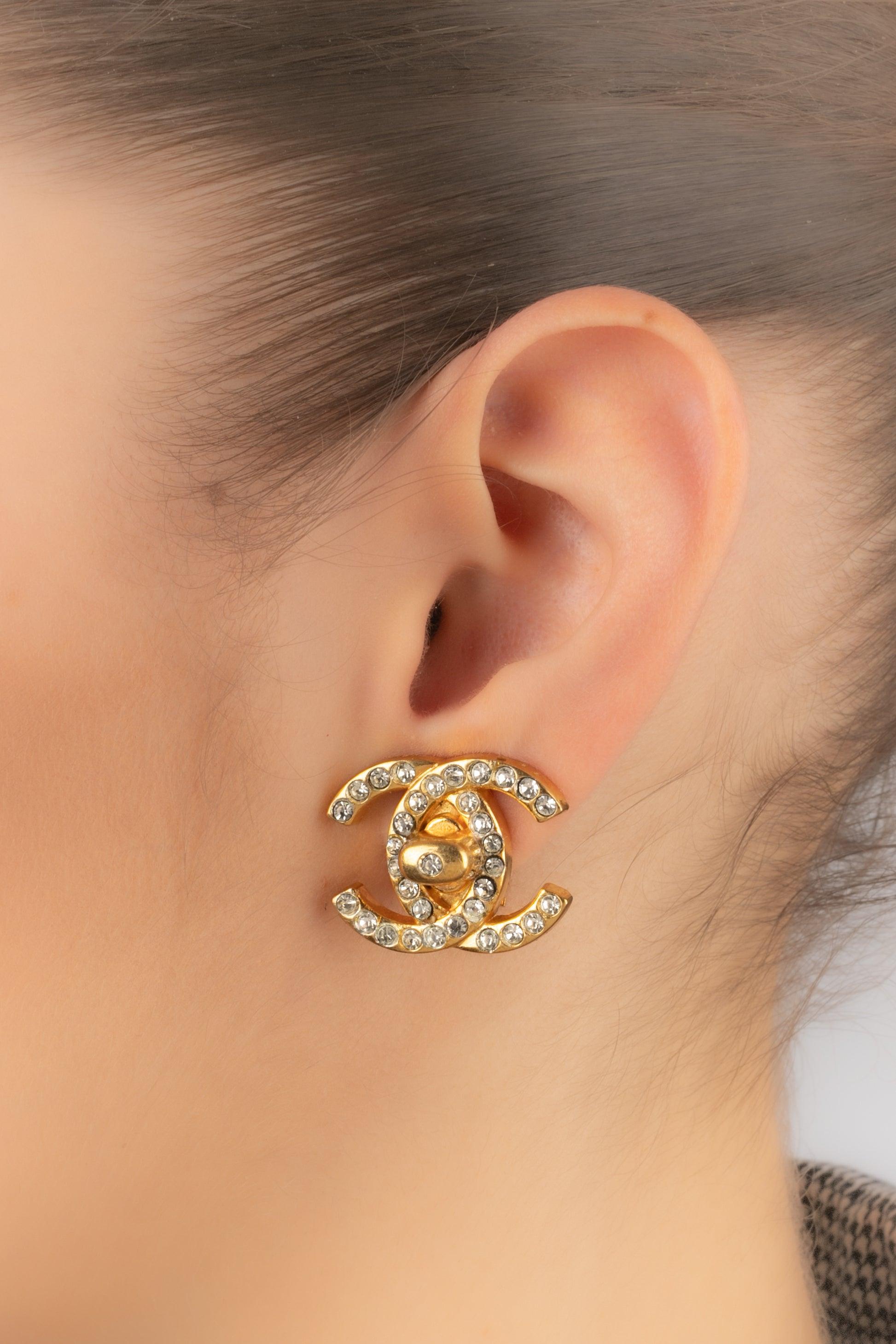 Chanel Turnlock Golden Metal Clip-on Earrings, 1996 In Excellent Condition In SAINT-OUEN-SUR-SEINE, FR