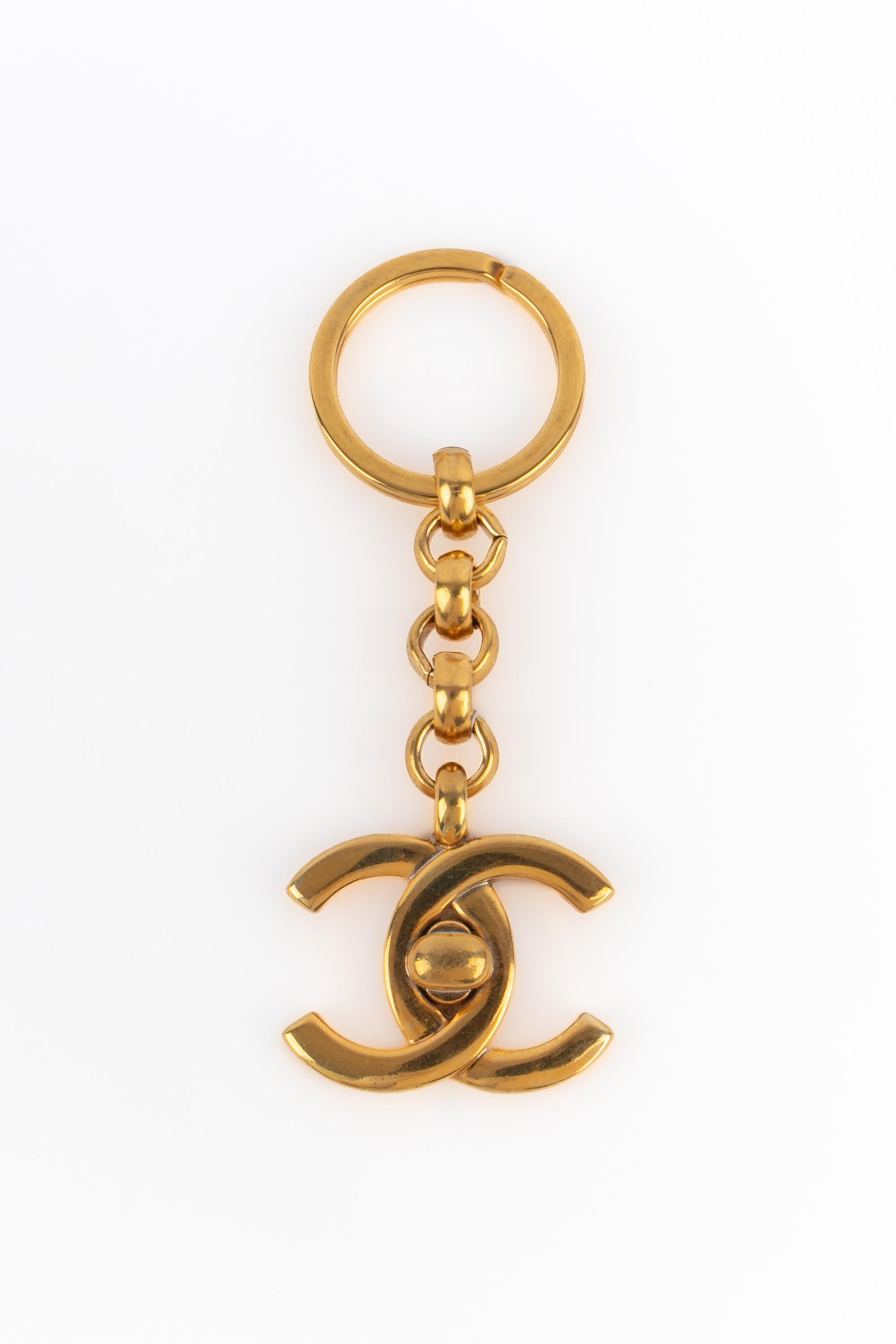 CHANEL - (Made in France) Turnlock-collection golden metal keyring. 1996 Spring-Summer Collection under the artistic direction of Karl Lagerfeld.

Condition:
Very good condition

Dimensions:
Length: 10.5 cm

SKU:BARB8