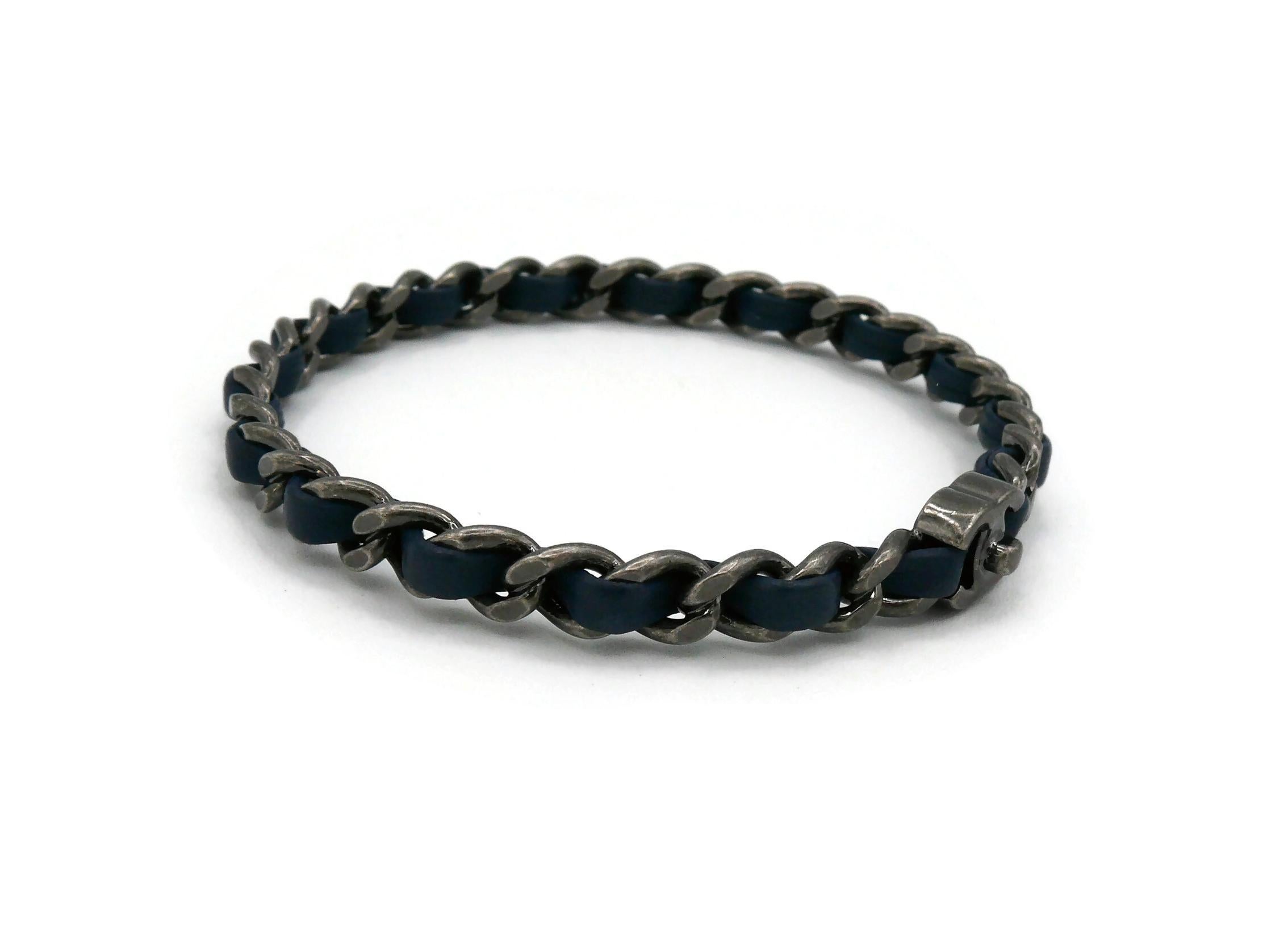 Chanel Turnlock Armreif aus Leder mit Kette im Angebot 2