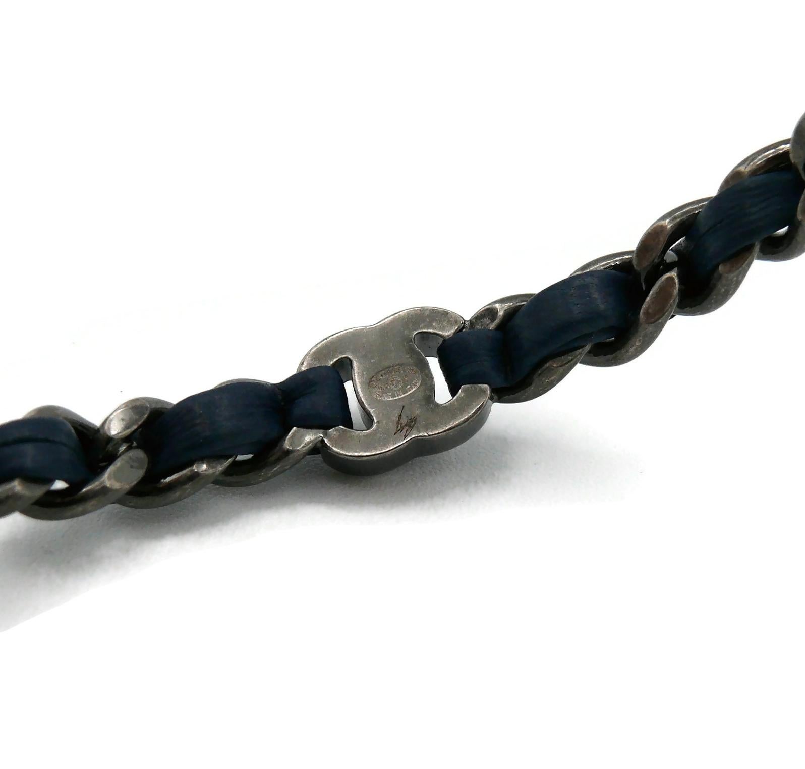 Chanel Turnlock Armreif aus Leder mit Kette im Angebot 3