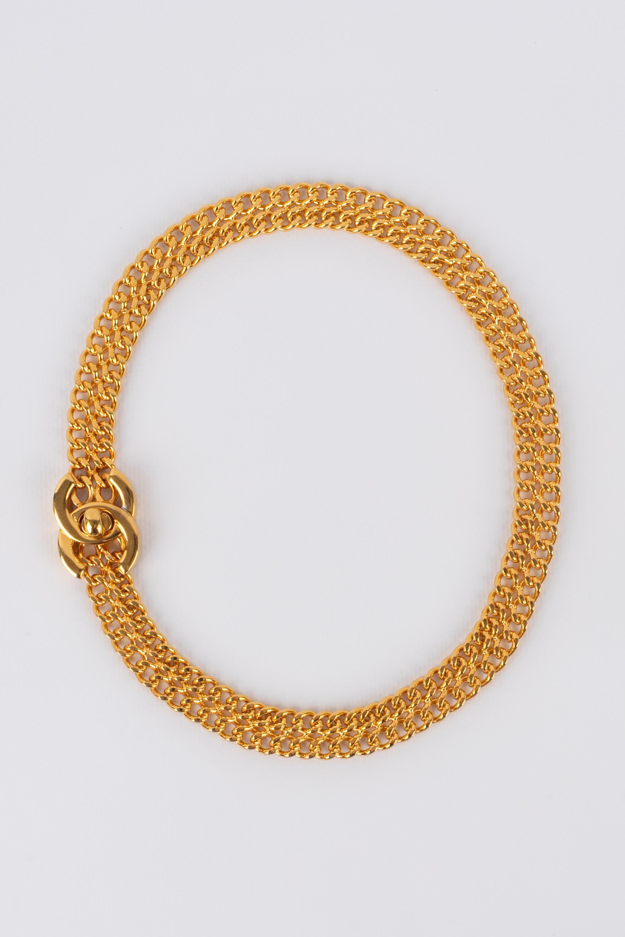 CHANEL - (Made in France) Turnlock collection golden metal necklace. 1995 Fall-Winter Ready-to-Wear Collection designed under the artistic direction of Karl Lagerfeld.

Condition:
Very good condition

Dimensions:
Length: 51 cm

CB167