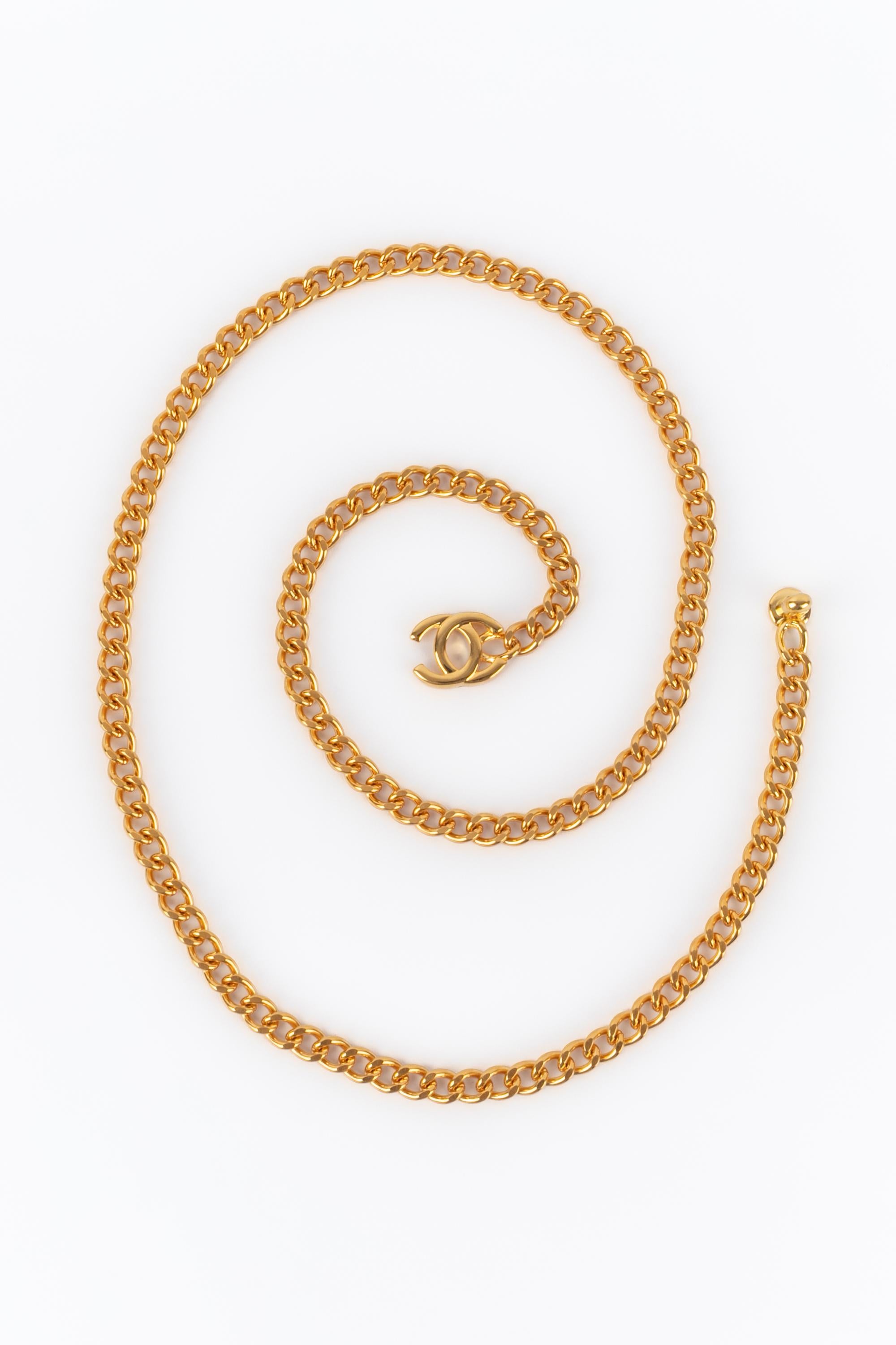 CHANEL - (Made in France) Golden metal chain necklace with a turnlock fastener. 1996 Spring/Summer Collection under the direction of Karl Lagerfeld.

Condition:
Very good condition

Dimensions:
Length: 80 cm

SKU:CB36