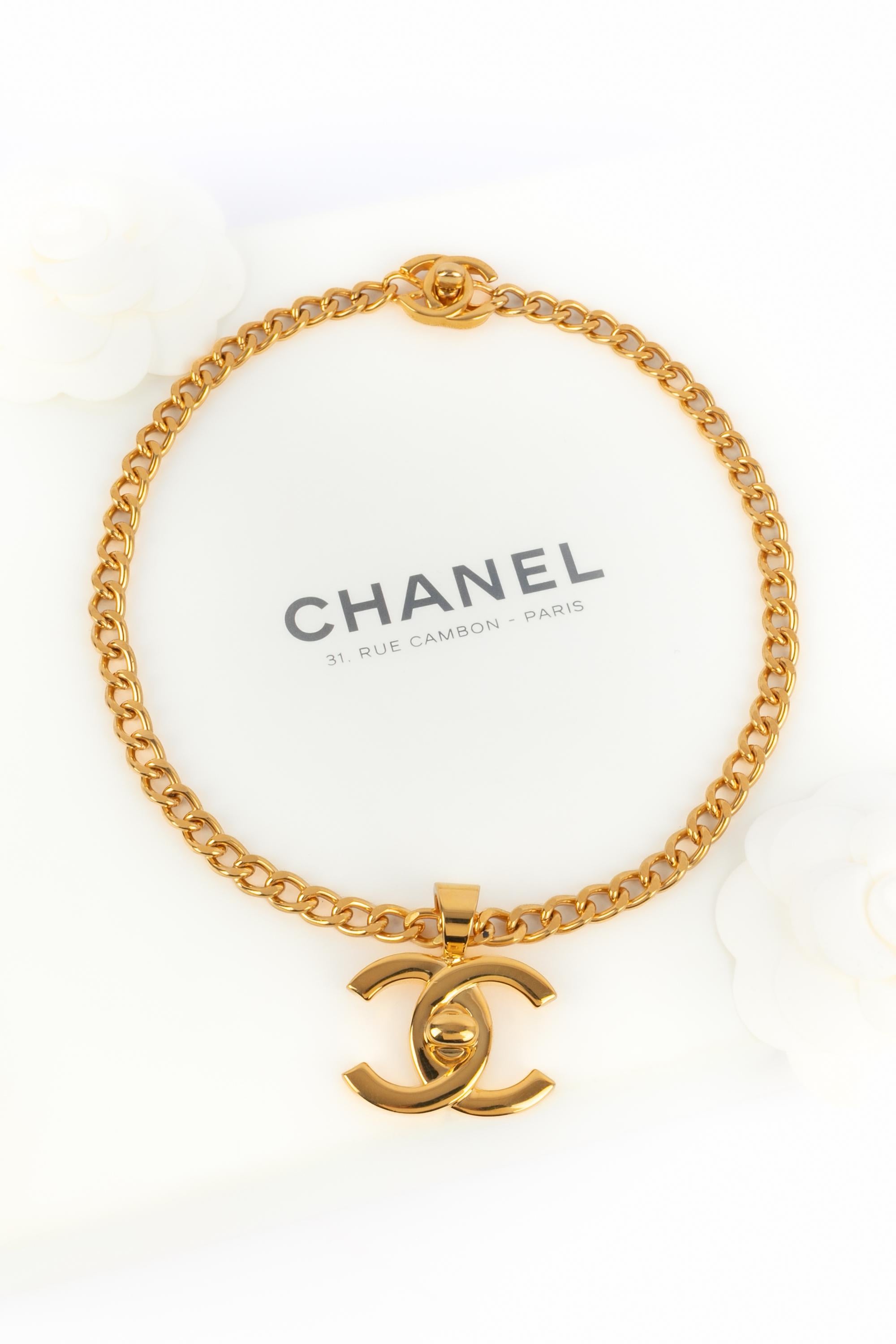 CHANEL - (Made in France) Collana corta in metallo dorato con un ciondolo a forma di lucchetto. Collezione Autunno-Inverno 1996 sotto la direzione artistica di Karl Lagerfeld.

Condizioni:
Ottime condizioni

Dimensioni:
Lunghezza: 45 cm - Ciondolo: