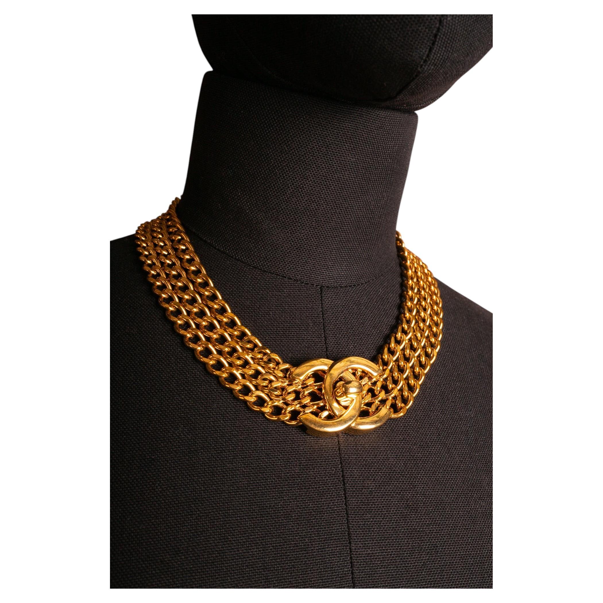 Collier « Turnlock » de Chanel, créé par Karl Lagerfeld, collection printemps-été 1997