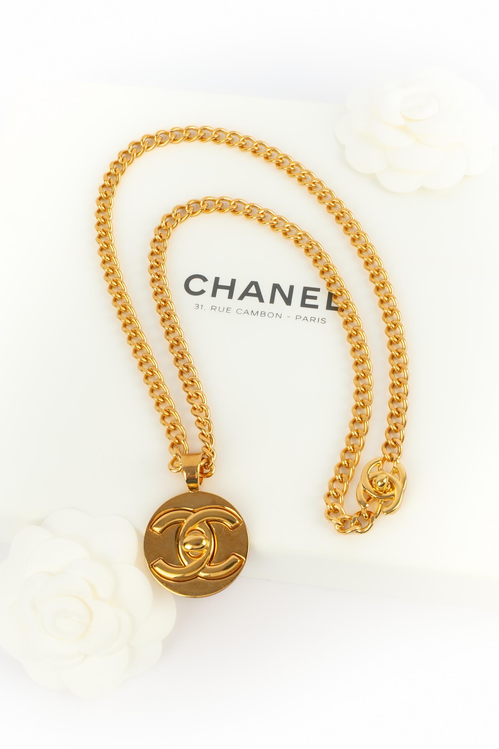 Chanel - (Made in France) Collana con medaglione in metallo dorato. Chiusura a girello. Collezione primavera-estate 1996 sotto la direzione artistica di Karl Largerfeld.

Condizioni:
Ottime condizioni

Dimensioni:
Lunghezza: 70 cm

SKU:CB5