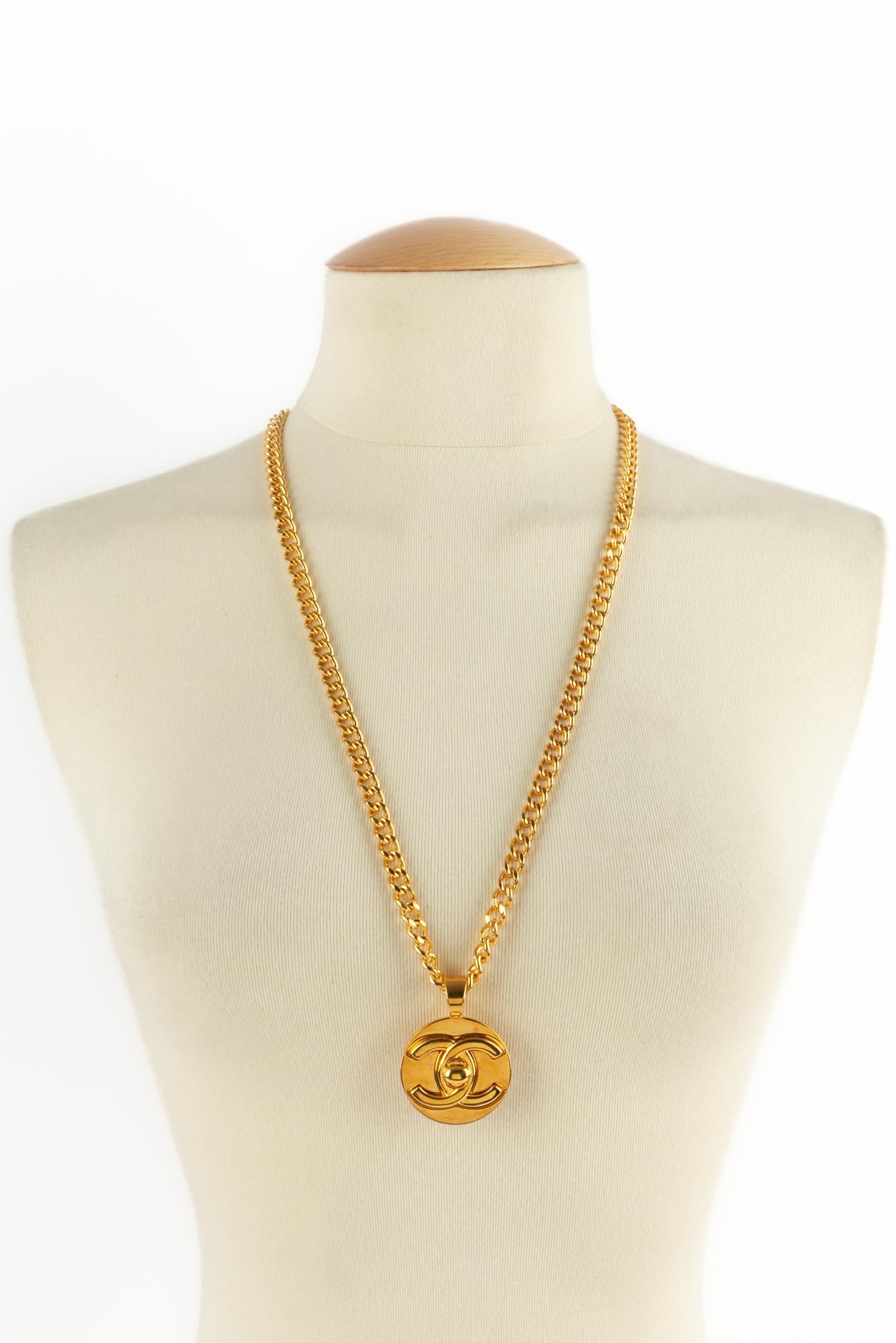 Collana Chanel con chiusura a girello in vendita 4