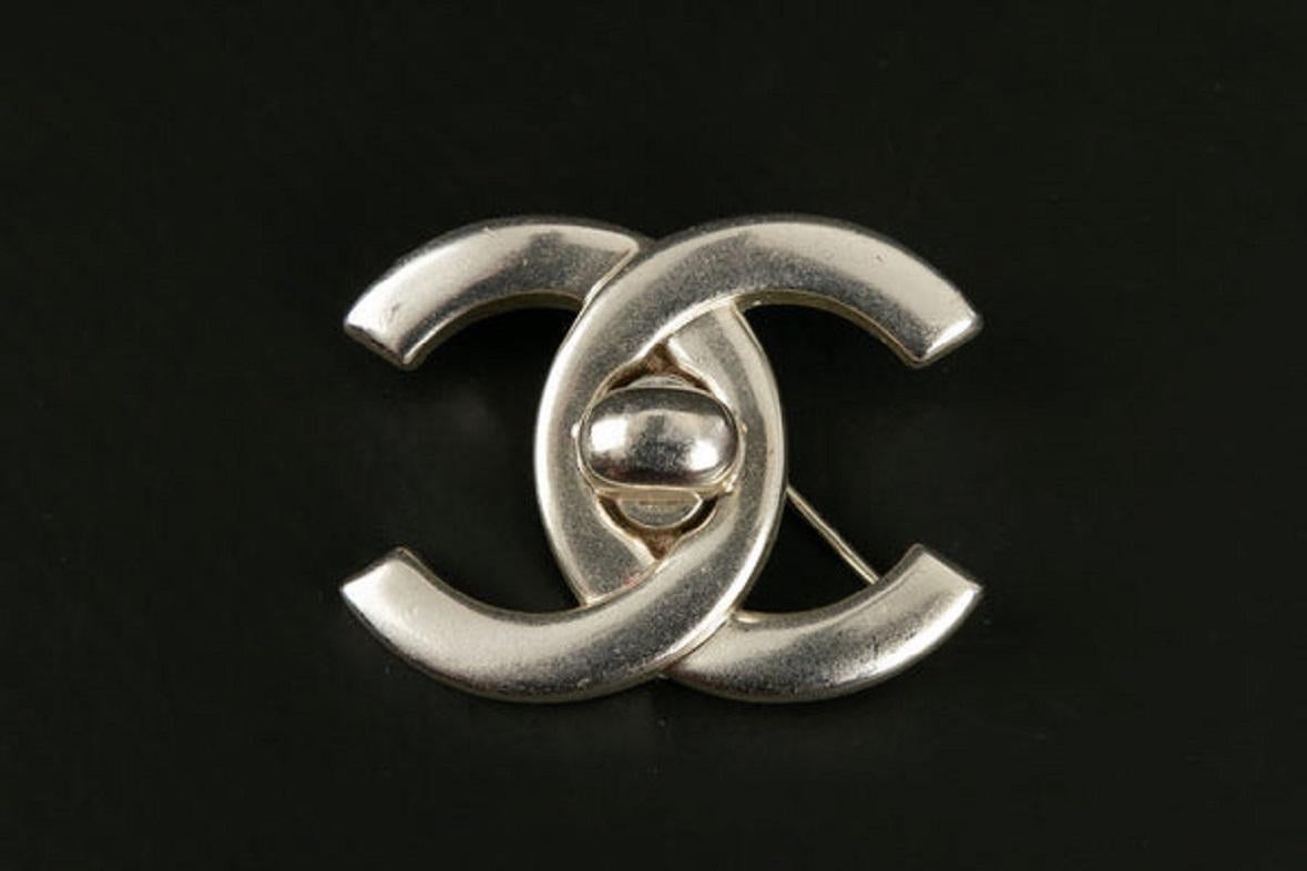 Chanel- (Made in France) Silver plated metal brooch. Spring/Summer 1996 collection.

Additional information:

Dimensions: 
3 H cm

Condition: 
Very good condition
Seller Ref number: BRB96