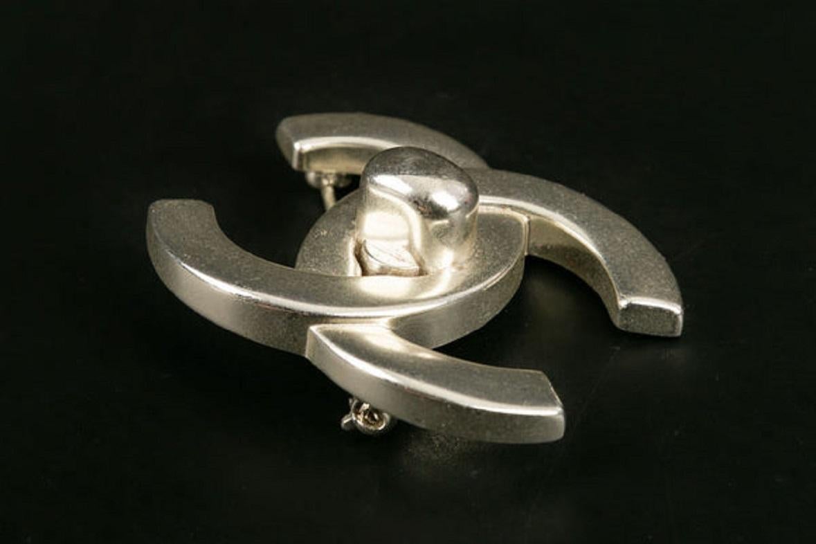 Chanel Turnlock Silver Plated Metal Brooch, 1996 In Good Condition In SAINT-OUEN-SUR-SEINE, FR