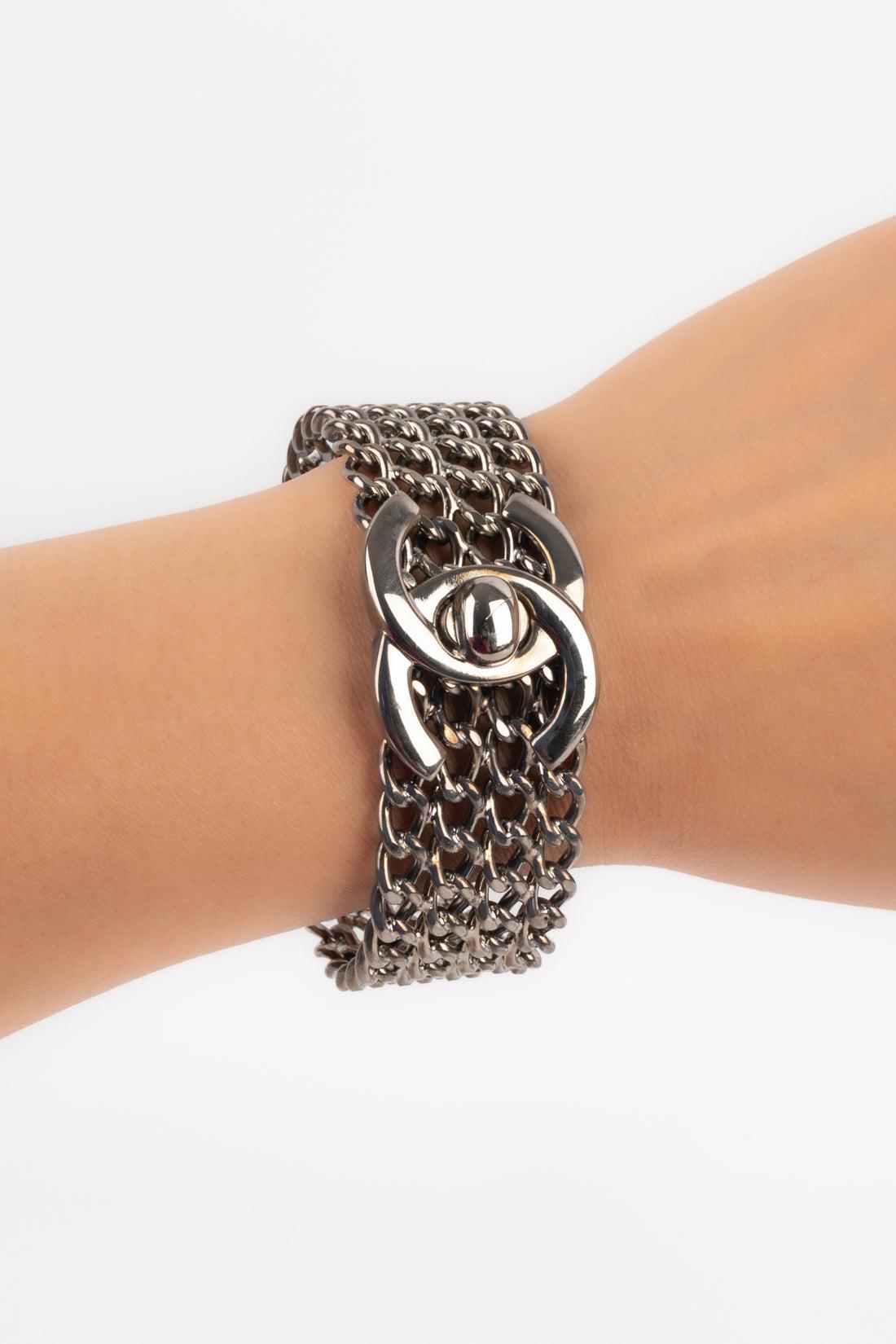 CHANEL - (Made in France) Silvery metal bracelet. 1997 Spring-Summer Collection.

Additional information:
Condition: Very good condition
Dimensions: Length: 15 cm - Opening: 3 cm
Period: 20th Century
 
Seller Reference: BRAB83