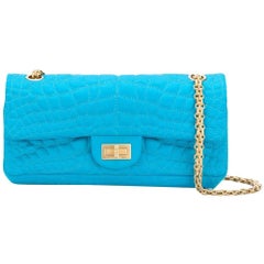 Sac à rabat en satin turqouise Est-Ouest de Chanel, réédition