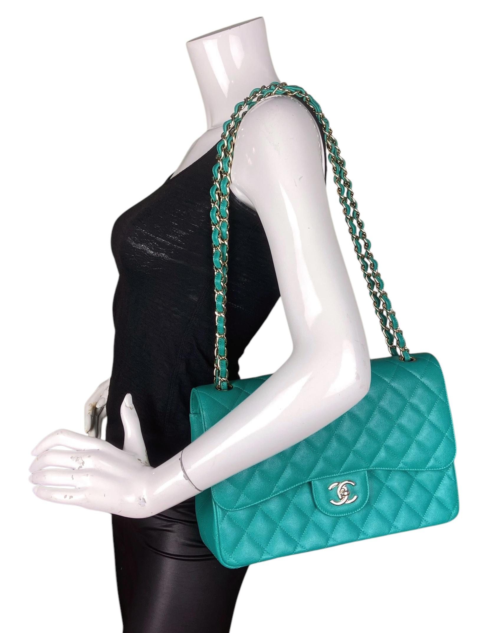 Chanel Borsa Jumbo trapuntata Classic a doppia patta in pelle di caviale turchese

Prodotto in: Italia
Anno di produzione: 2018
Colore: turchese 
Ferramenta: Oro pallido
Materiali: Pelle di caviale
Fodera: Pelle turchese
Chiusura/apertura: Patta