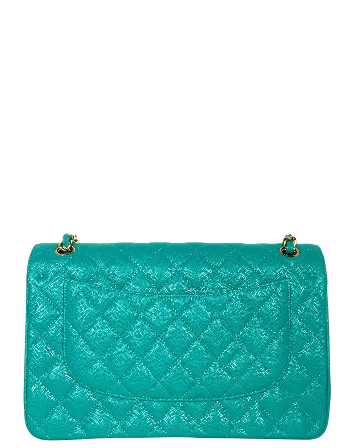 Blu Chanel Borsa Jumbo trapuntata Classic a doppia patta in pelle di caviale turchese in vendita