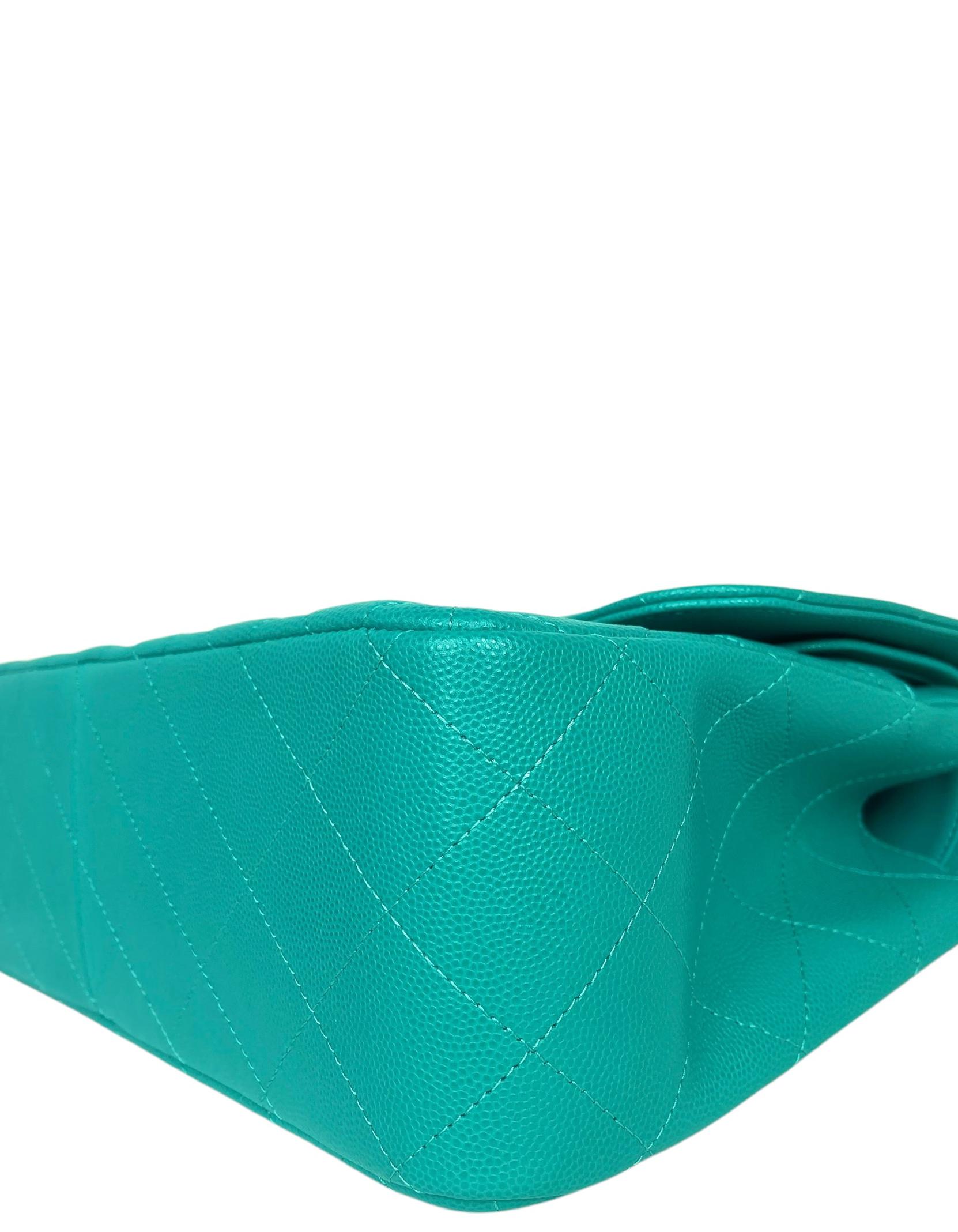 Donna Chanel Borsa Jumbo trapuntata Classic a doppia patta in pelle di caviale turchese in vendita