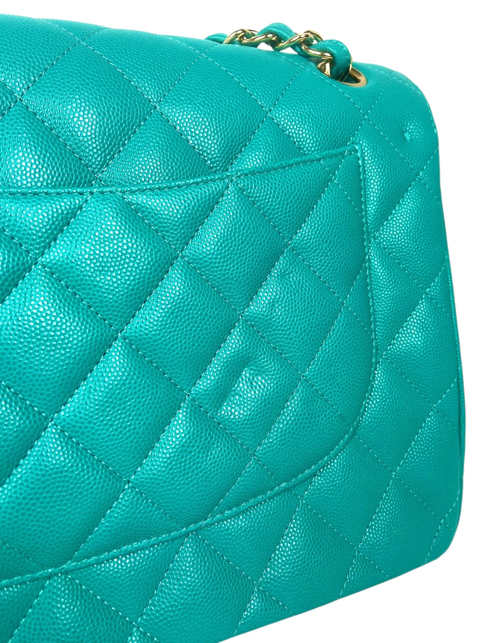 Chanel Borsa Jumbo trapuntata Classic a doppia patta in pelle di caviale turchese in vendita 1