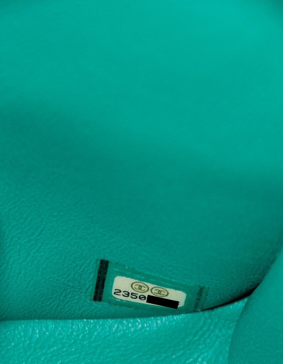 Chanel Borsa Jumbo trapuntata Classic a doppia patta in pelle di caviale turchese in vendita 2