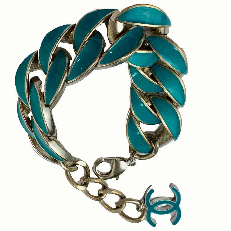 Modern CHANEL curb chain in brushed silver metal and turquoise enamel. The CHANEL bracelet ends with a turquoise CC.
Like new.
Dimensions are: total length : 24 cm (from 18 to 21 cm worn), width : 2.5 cm.
The bracelet will be delivered in a non