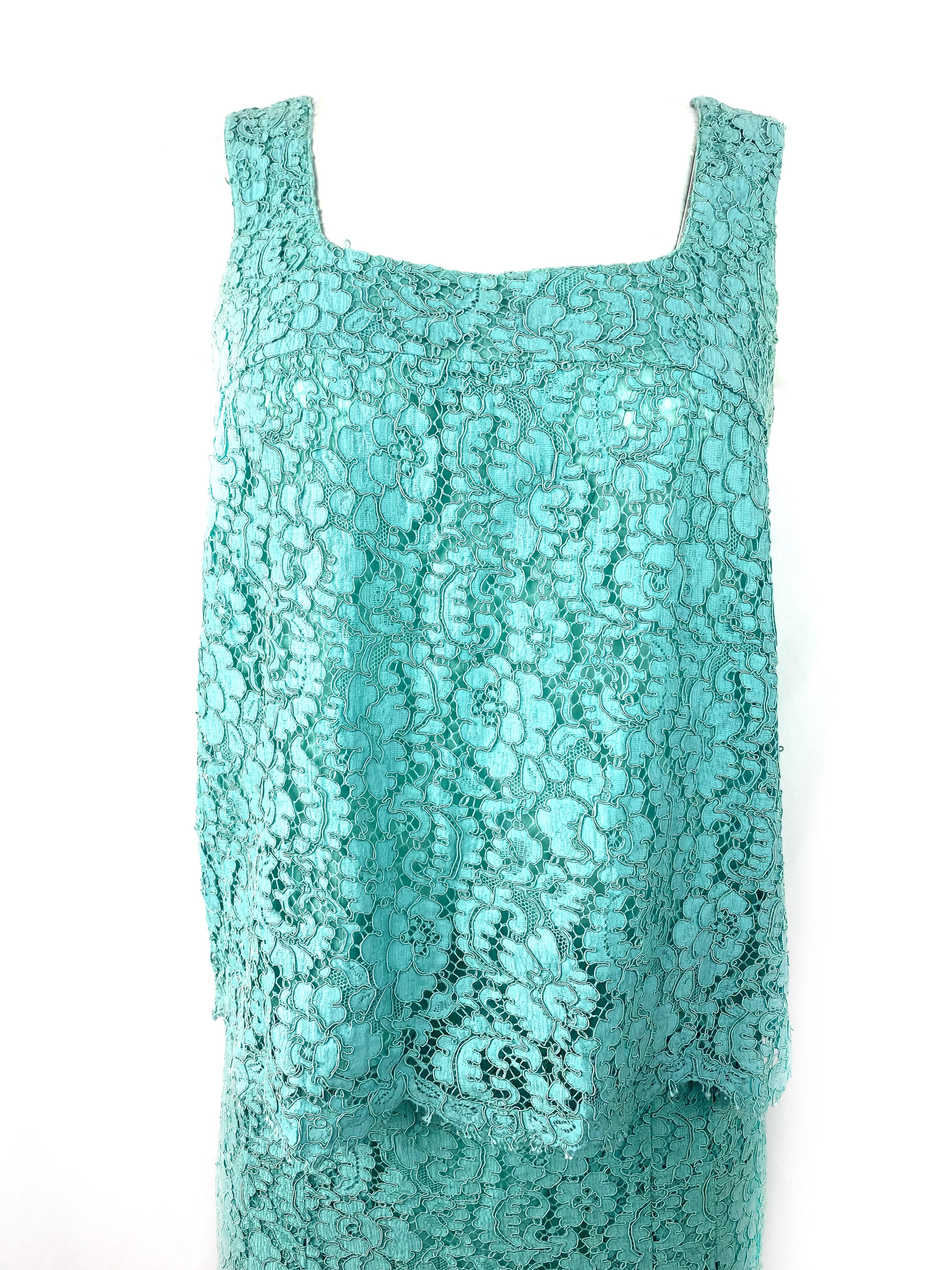 Détails du produit :

Haut turquoise à manches courtes et mini-jupe évasée à motif de dentelle florale. 
Les deux tailles 40. 
Mesures du haut : buste de 33,5