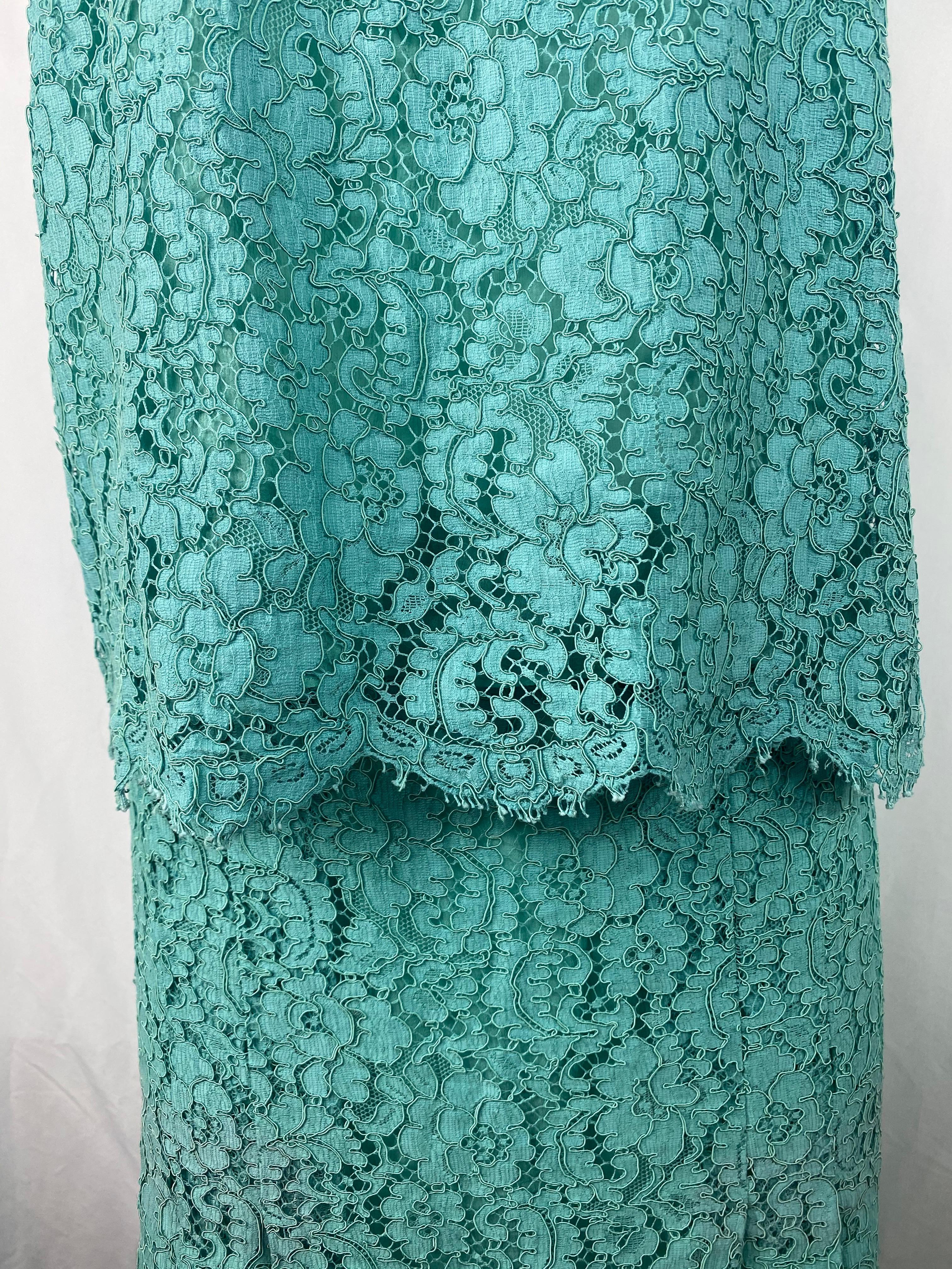 Bleu Ensemble jupe et top en dentelle à fleurs turquoise Chanel, taille 40 en vente