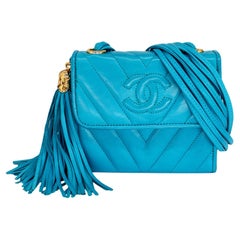 Sac à bandoulière Chanel en cuir d'agneau turquoise avec mini glands et accessoires 24KT, 1989