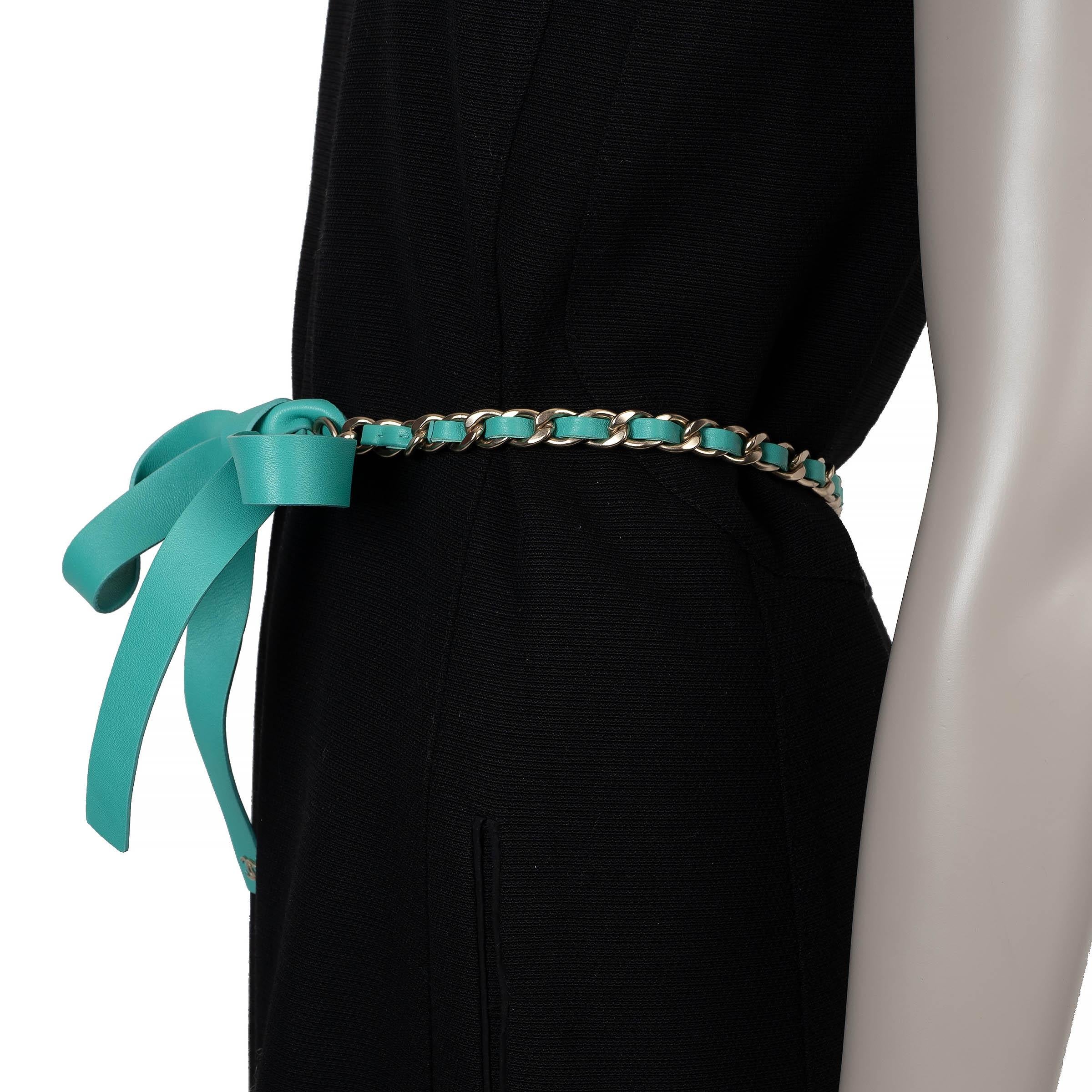 CHANEL Türkisfarbener 20C BOW & CHAIN Gürtel aus Leder, One Size (Blau) im Angebot