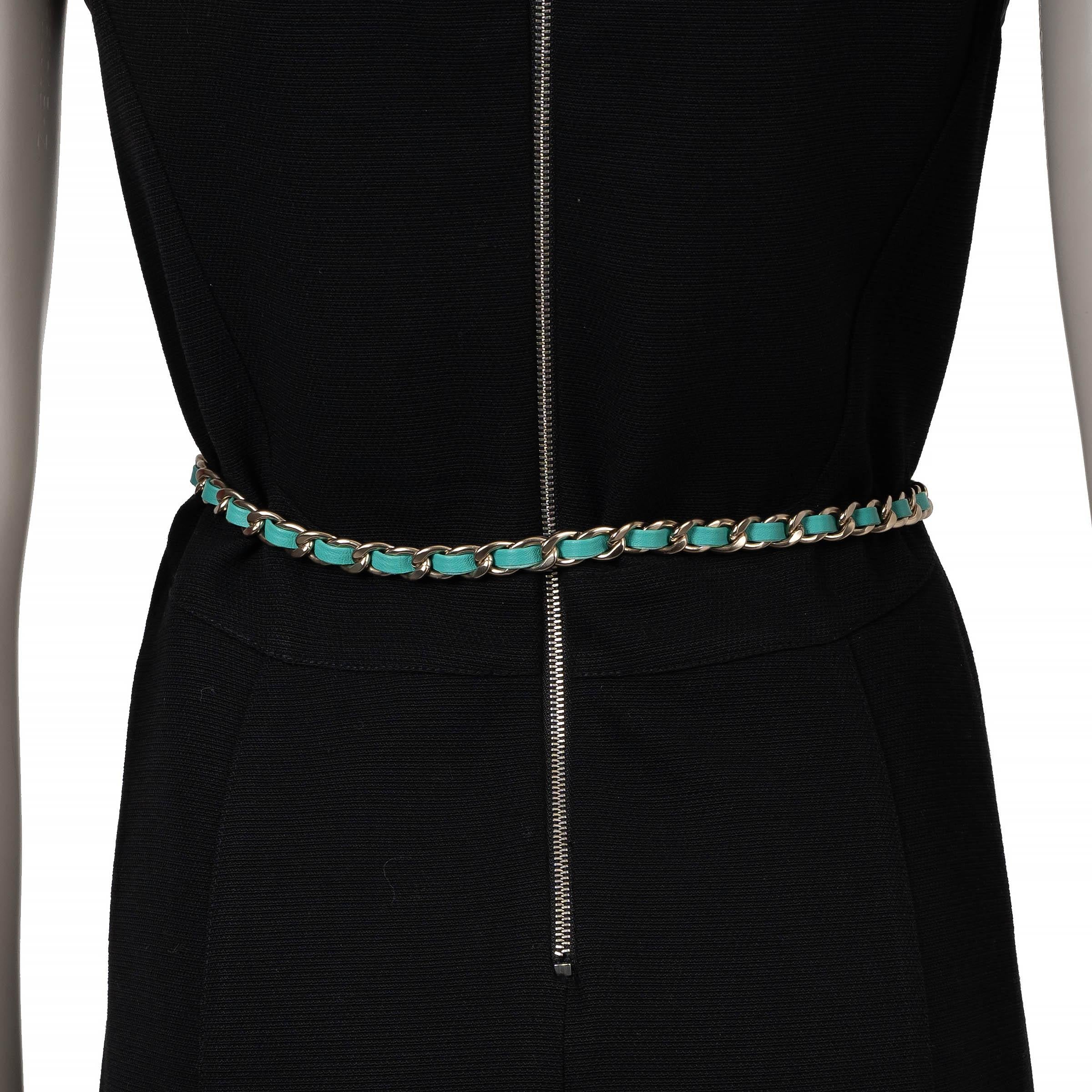 CHANEL Türkisfarbener 20C BOW & CHAIN Gürtel aus Leder, One Size Damen im Angebot