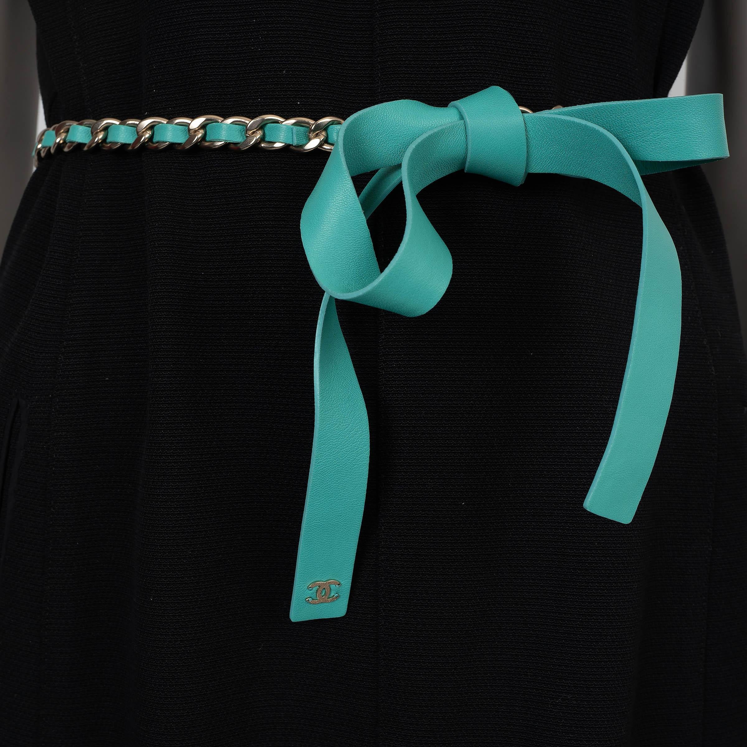 CHANEL Türkisfarbener 20C BOW & CHAIN Gürtel aus Leder, One Size im Angebot 1