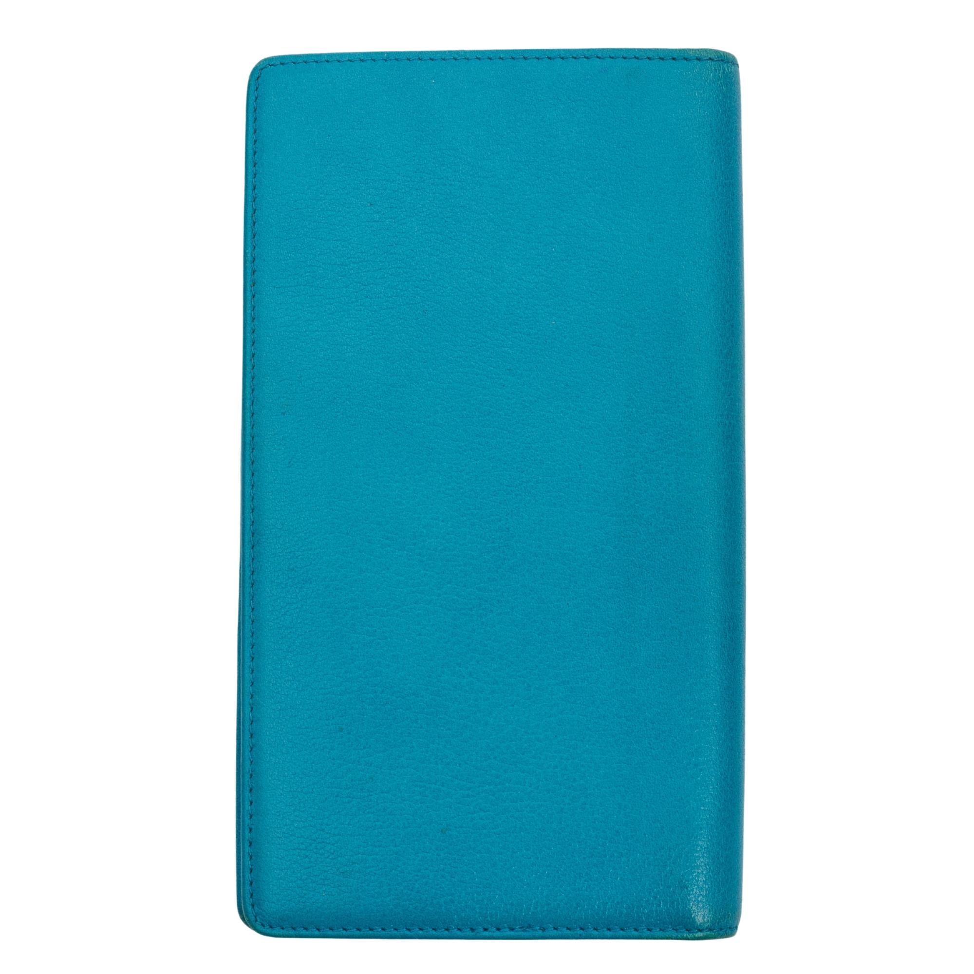Caviar leather in turquoise long bi fold card holder or wallet by Chanel. Feating silver tone hard ware, an internal coin department, 8 card slots and a bill compartment.

Color: Turquoise
Material: Caviar leather
Serial code: 12834093
Year: