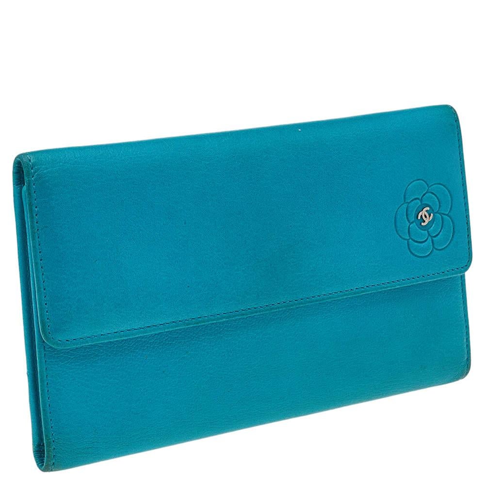 Chanel Turquoise Leather CC Camellia Flap Continental Wallet In Good Condition In Dubai, Al Qouz 2
