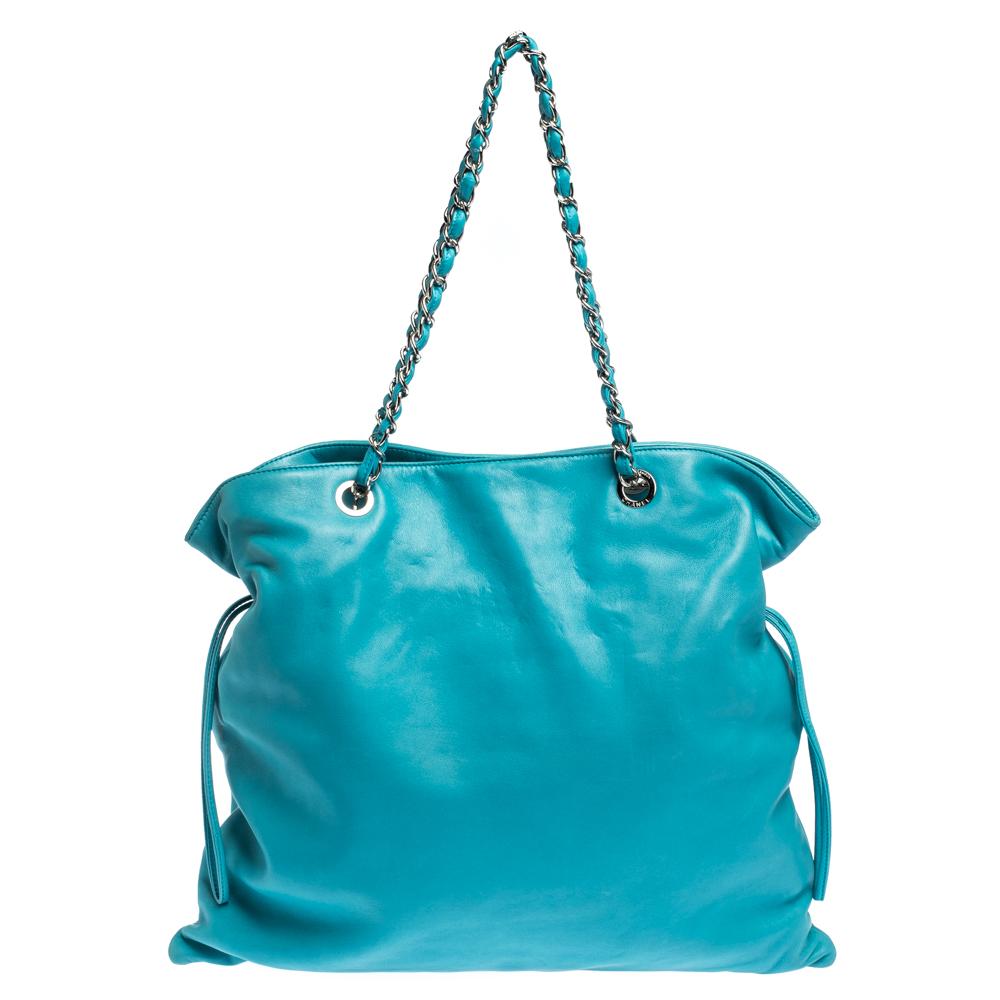 This gorgeous tote from Chanel will surely lift up your mood instantly. Crafted from leather, this is a modish piece to add to your collection this season. The fabric used in its lining is of premium quality that adds to its durability. Created