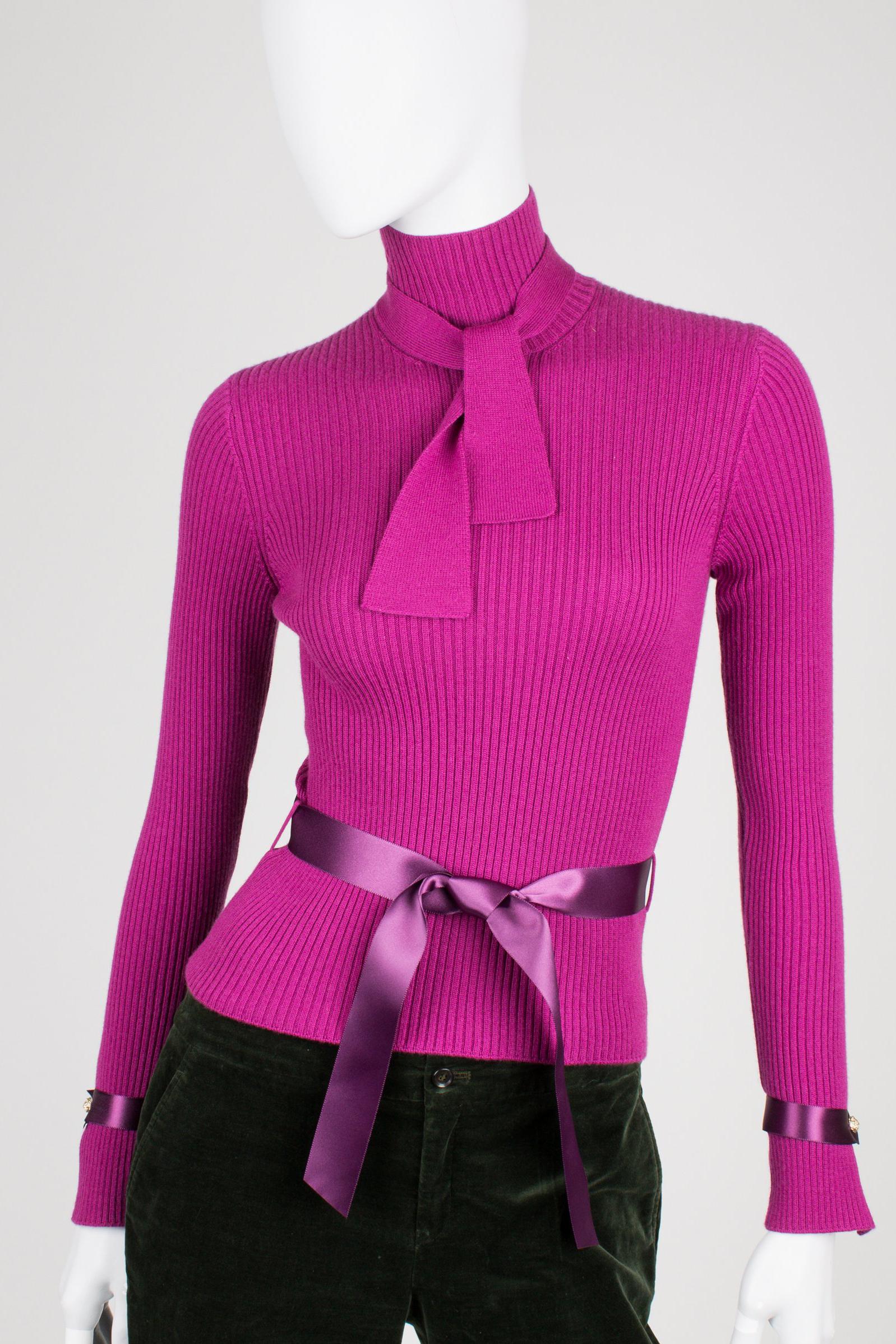 Beautiful purple turtle neck sweater by Chanel, fully made of ultra soft cashmere!

A turtle neck with a bow. At the back of the turtle neck you will find six golden buttons, a lionshead on them. A slit at the end of the long sleeves and a dark