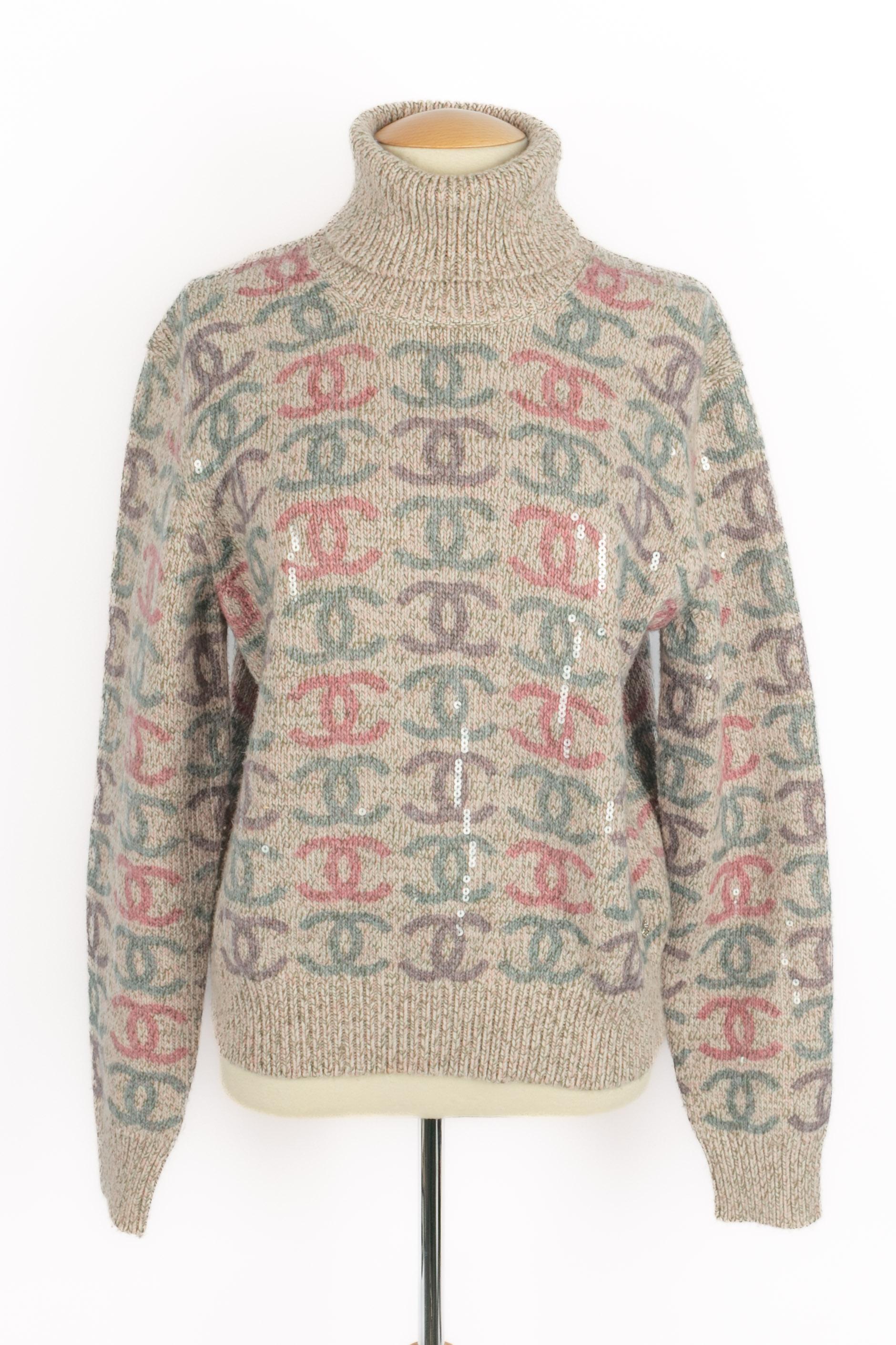 CHANEL - (Made in Italy) Rollkragenpullover aus Kaschmir, verziert mit mehrfarbigen cc-Logos. Größe 38FR angegeben.

Bedingung:
Sehr guter Zustand

Abmessungen:
Schulterbreite: 46 cm - Brustumfang: 53 cm - Ärmellänge: 64 cm - Länge: 56 cm

SKU:FH96