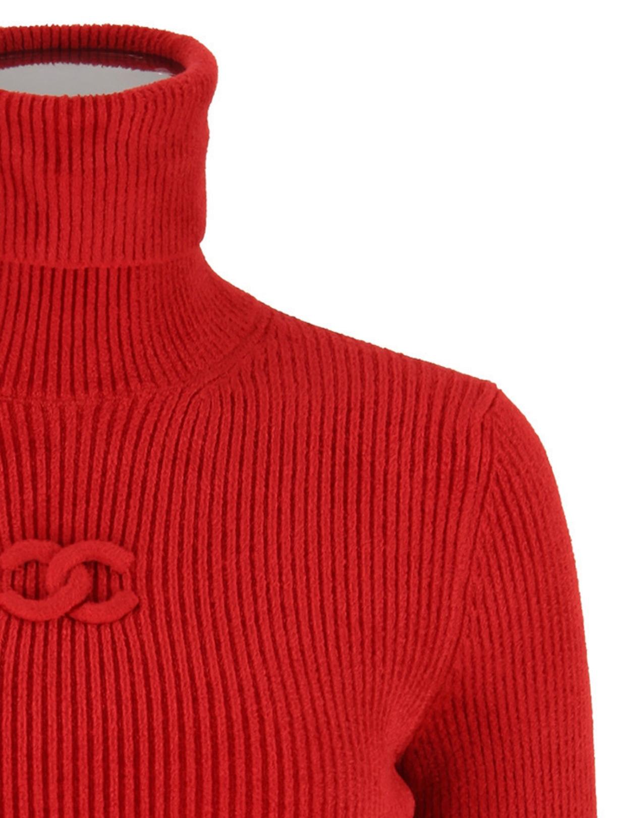 Pull rouge à col roulé Chanel avec logo CC sur le devant
Taille 36 FR, état impeccable