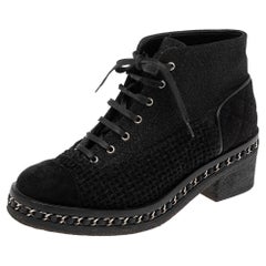 Chanel Bottines à lacets en tweed et tissu pailleté avec maillons en chaîne, Taille 37