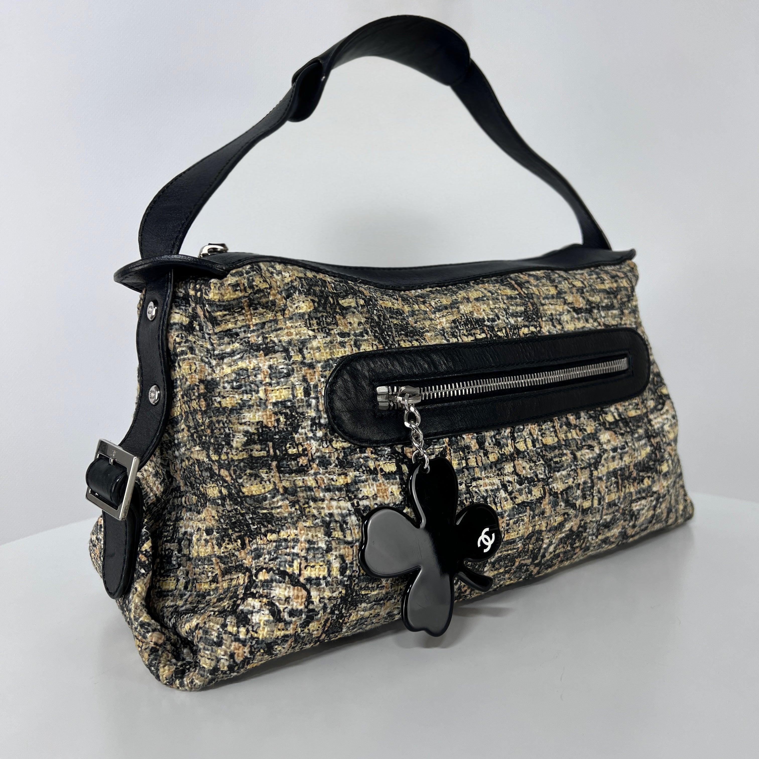 Sac à bandoulière en tweed et cuir CHANEL 2005-2006 en vente 5