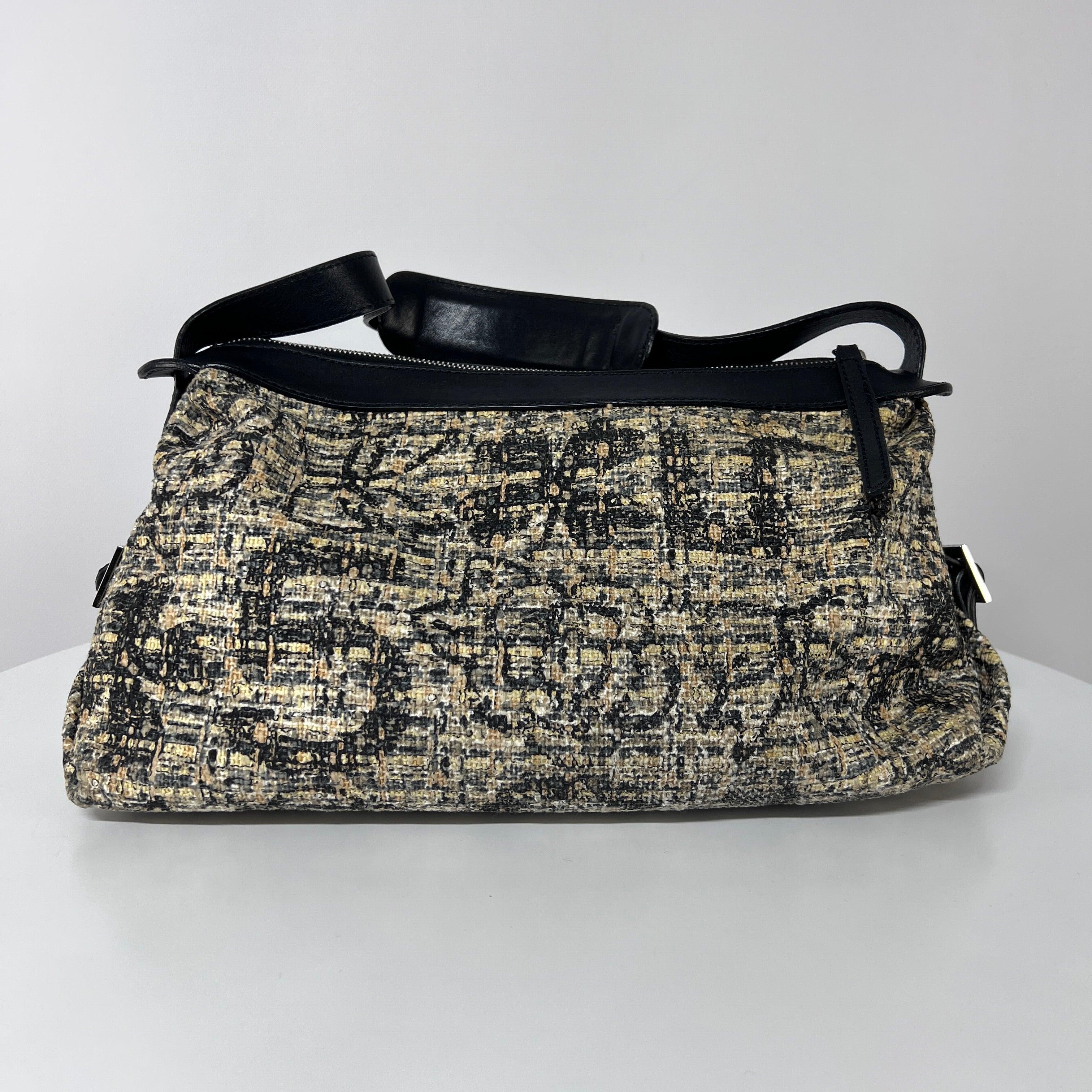 Sac à bandoulière en tweed et cuir CHANEL 2005-2006 en vente 6