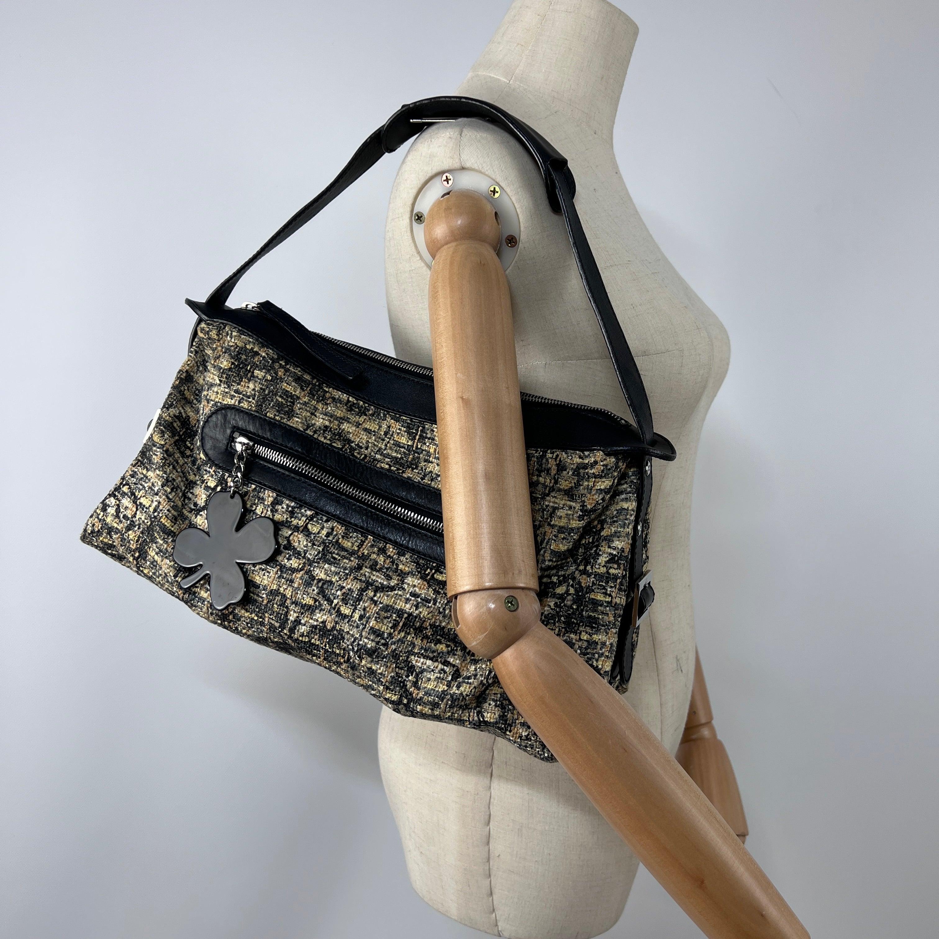 Noir Sac à bandoulière en tweed et cuir CHANEL 2005-2006 en vente