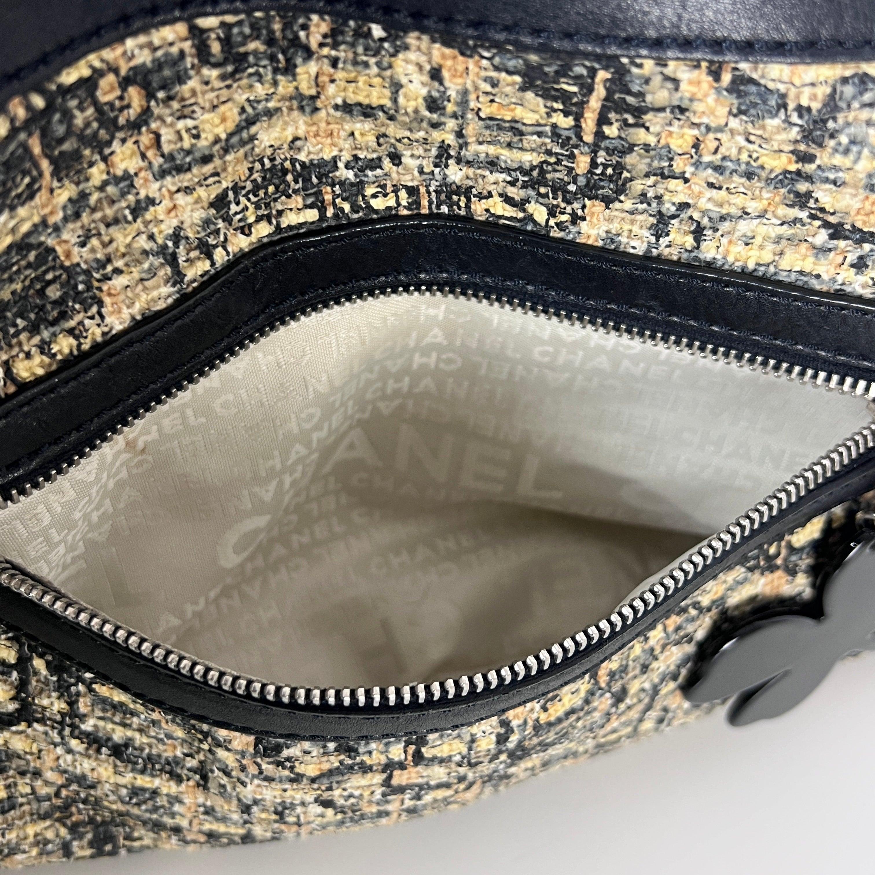Sac à bandoulière en tweed et cuir CHANEL 2005-2006 Unisexe en vente
