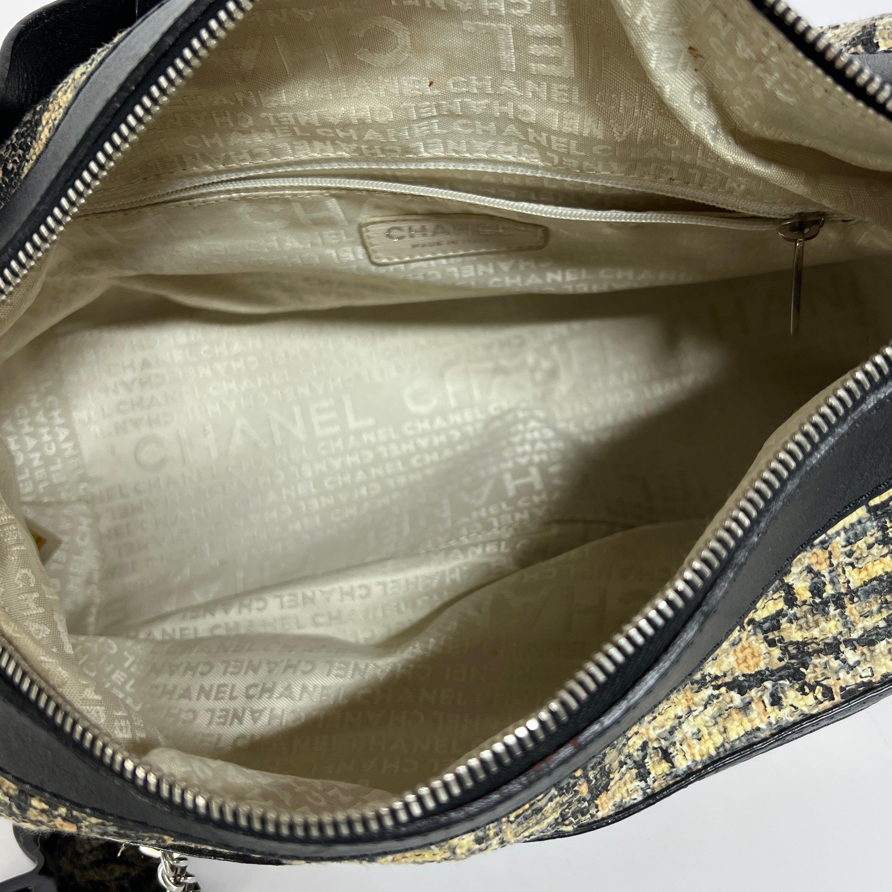 Sac à bandoulière en tweed et cuir CHANEL 2005-2006 en vente 1