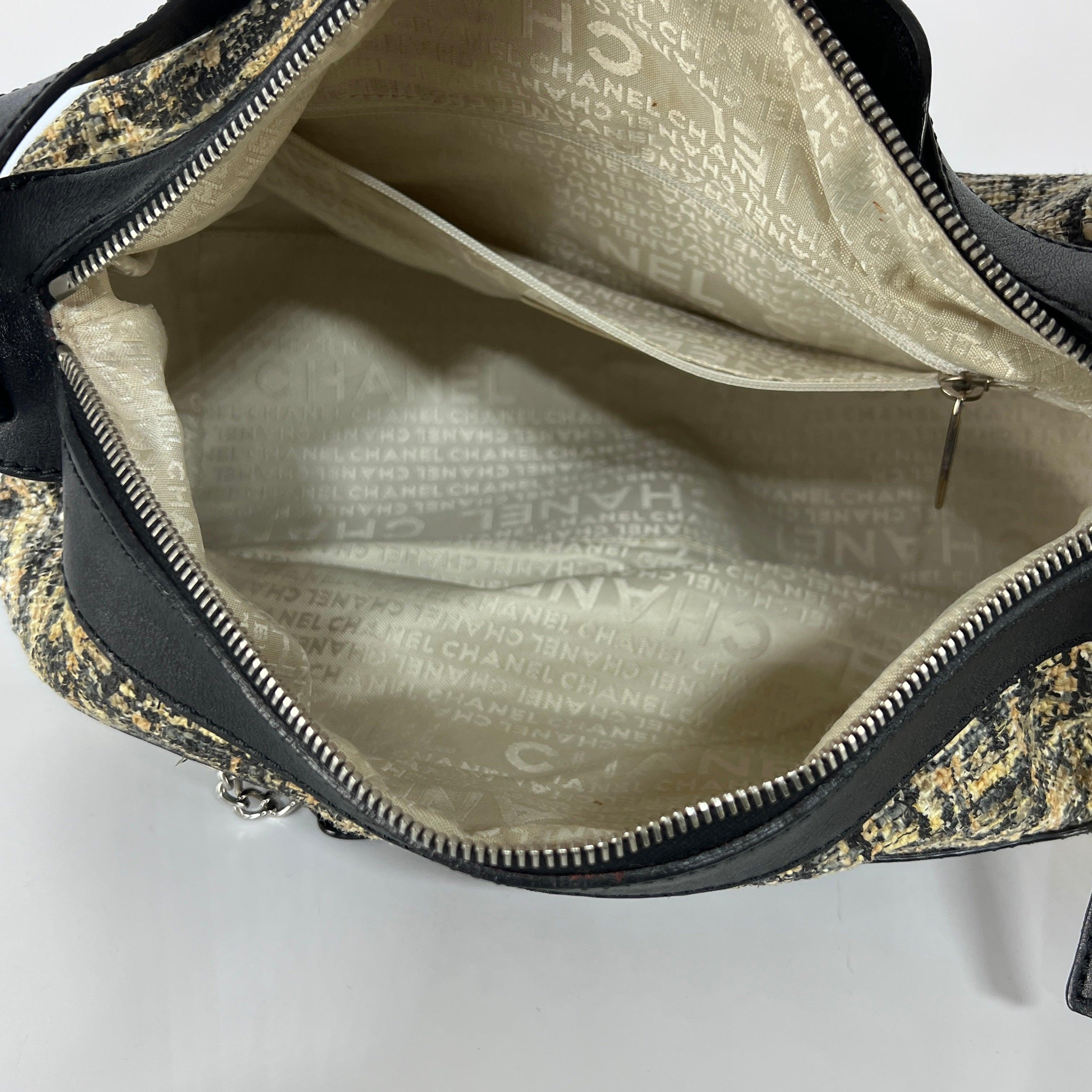 Sac à bandoulière en tweed et cuir CHANEL 2005-2006 en vente 2