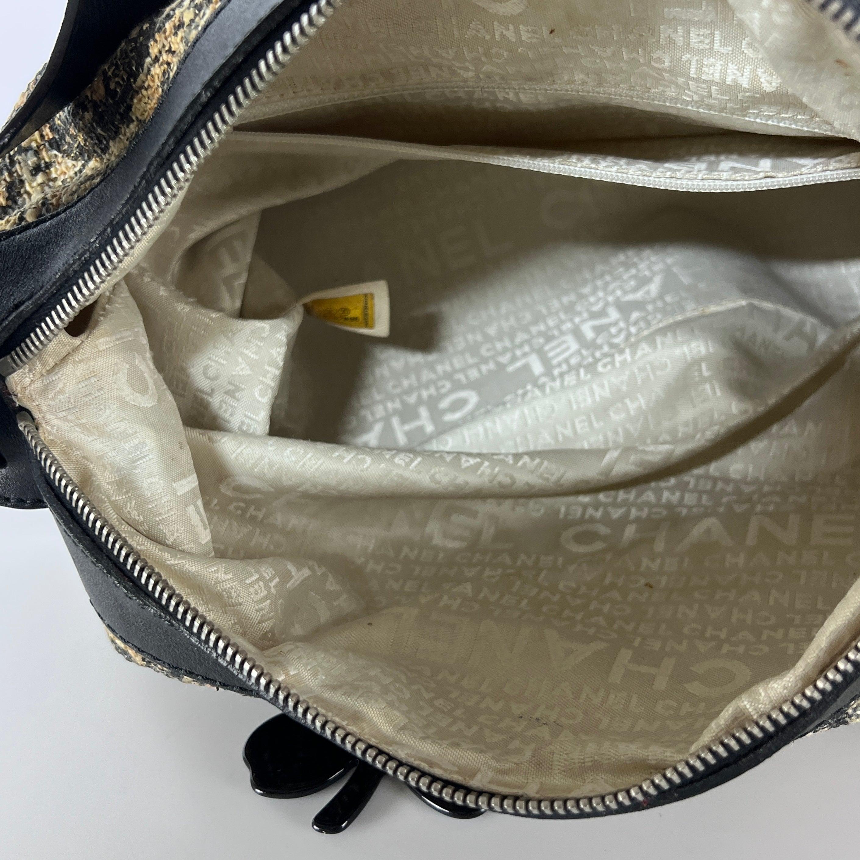 Sac à bandoulière en tweed et cuir CHANEL 2005-2006 en vente 3